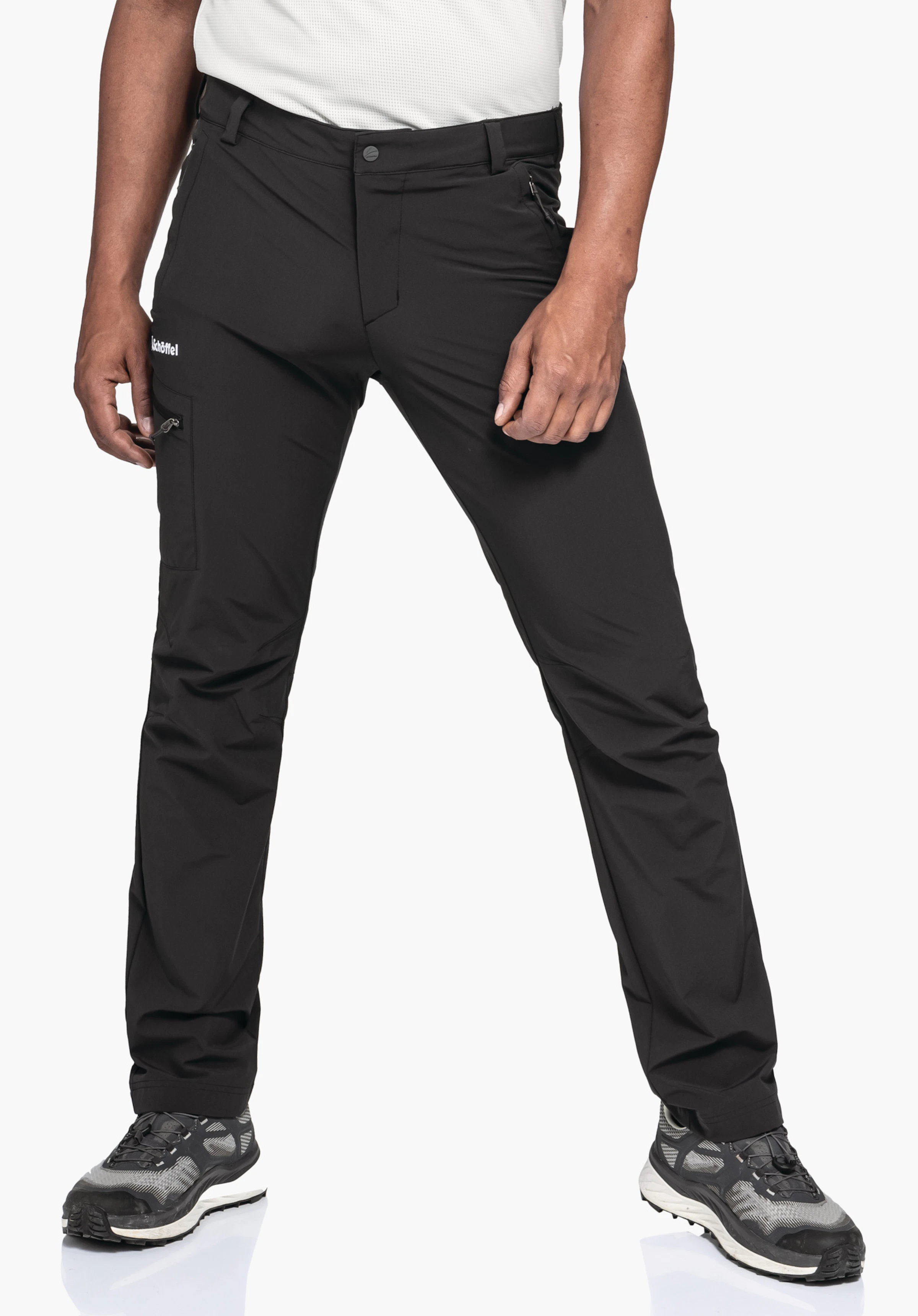 Pants Folkstone in der Farbe Schwarz an einem Model. Das Model steht frontal, sodass die Vorderseite der Hose und das weiße Schöffel-Logo am rechten Oberschenkel zu sehen sind, vor einem neutralen Hintergrund.