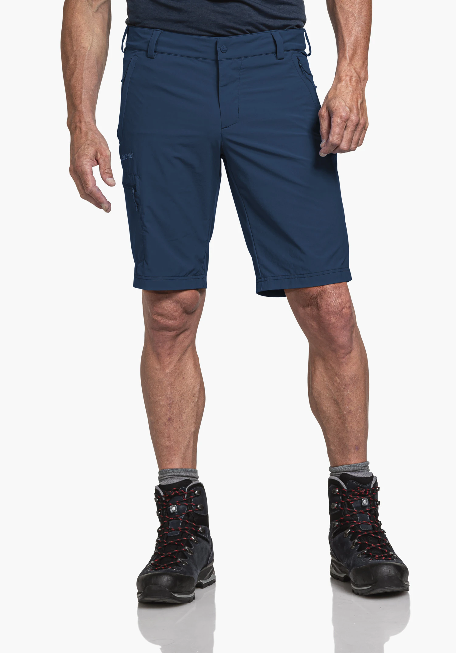 Shorts Folkstone in blauw, gedragen door een model dat frontaal voor een neutrale achtergrond staat. De shorts hebben een perfecte pasvorm en het subtiele Schöffel-logo op het been benadrukt de hoogwaardige outdoor-look.
