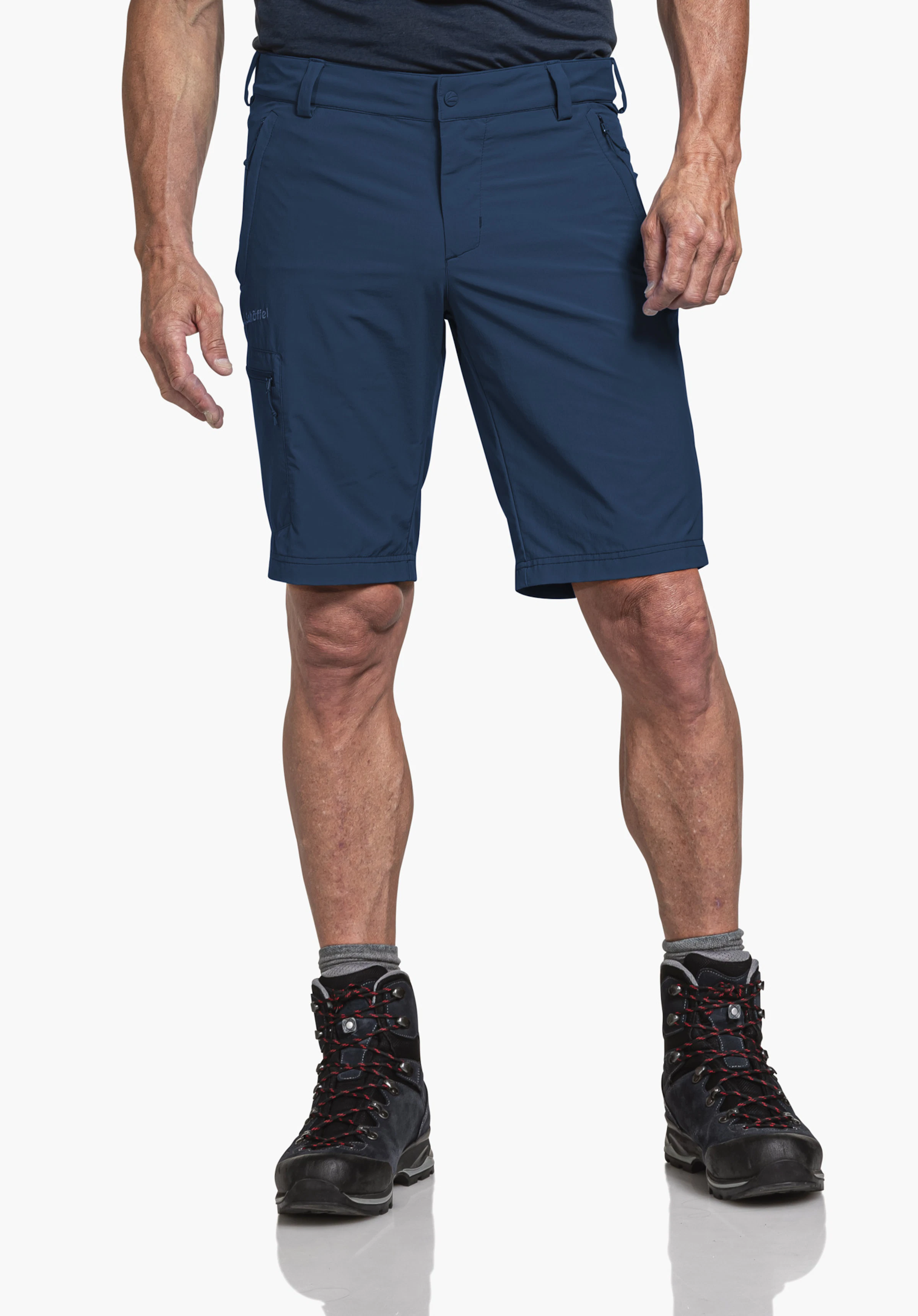 Shorts Folkstone in blauw, gedragen door een model dat frontaal voor een neutrale achtergrond staat. De shorts hebben een perfecte pasvorm en het subtiele Schöffel-logo op het been benadrukt de hoogwaardige outdoor-look.