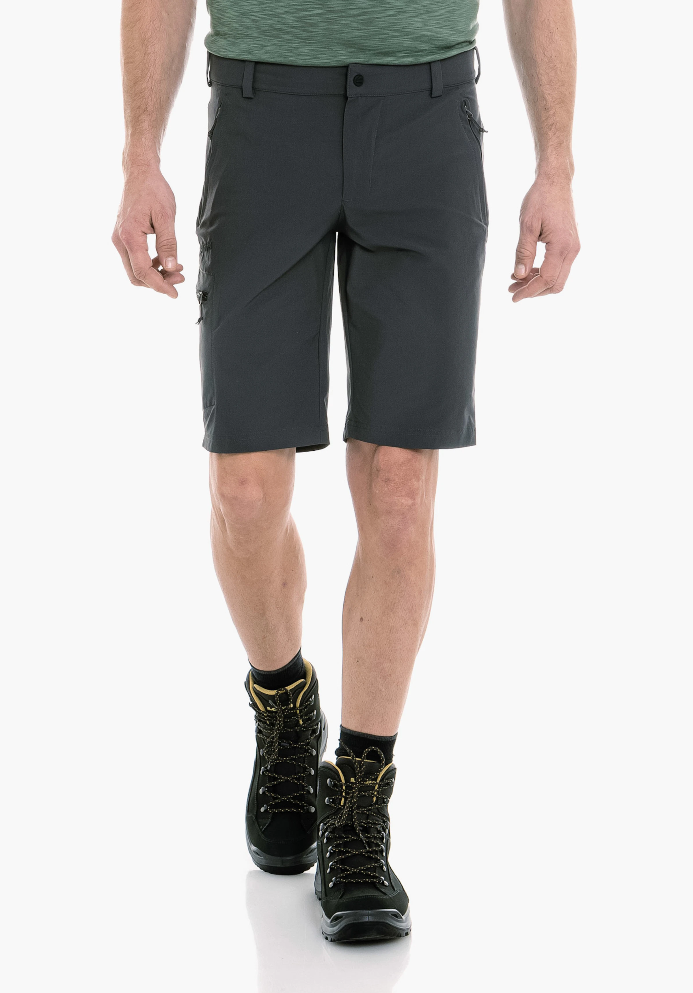 Shorts Folkstone in Grau: Ein Model steht in Frontalansicht vor einem neutralen Hintergrund und präsentiert die Wanderhose. Das dezente Schöffel-Logo ist am rechten Bein gut erkennbar.