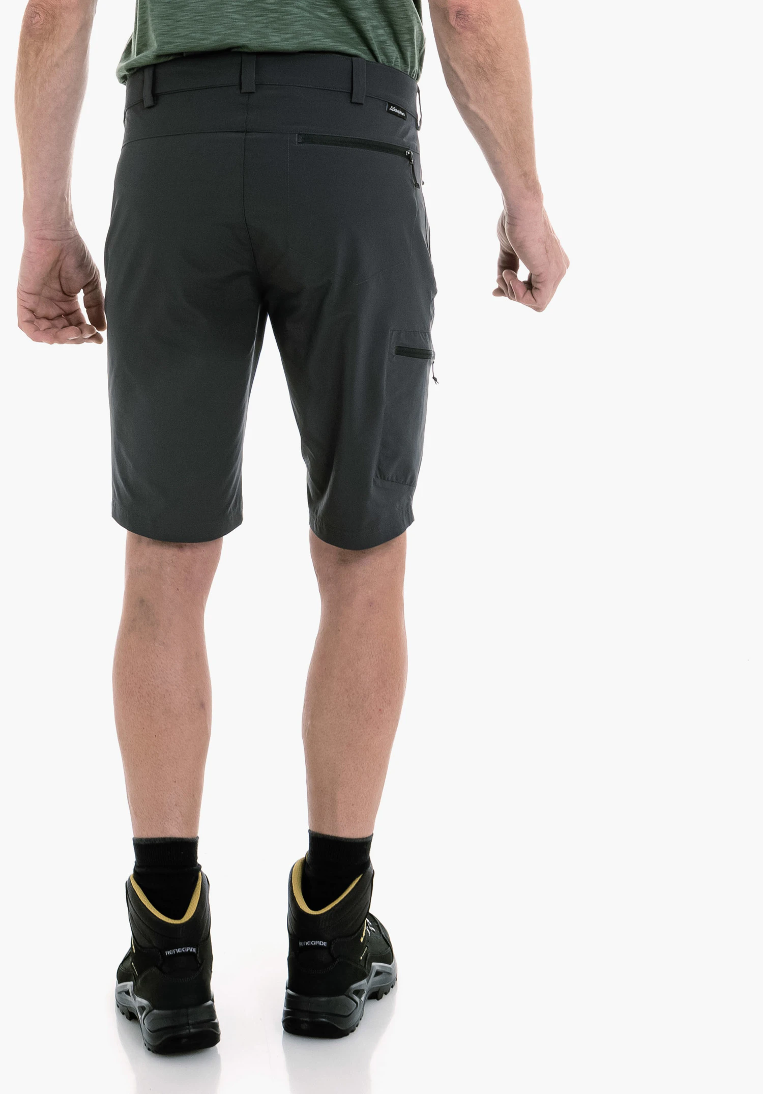Shorts Folkstone in der Farbe Grau, gezeigt in der Rückenansicht an einem Model vor neutralem Hintergrund mit erkennbarem Schöffel-Logo am Hosenbund.