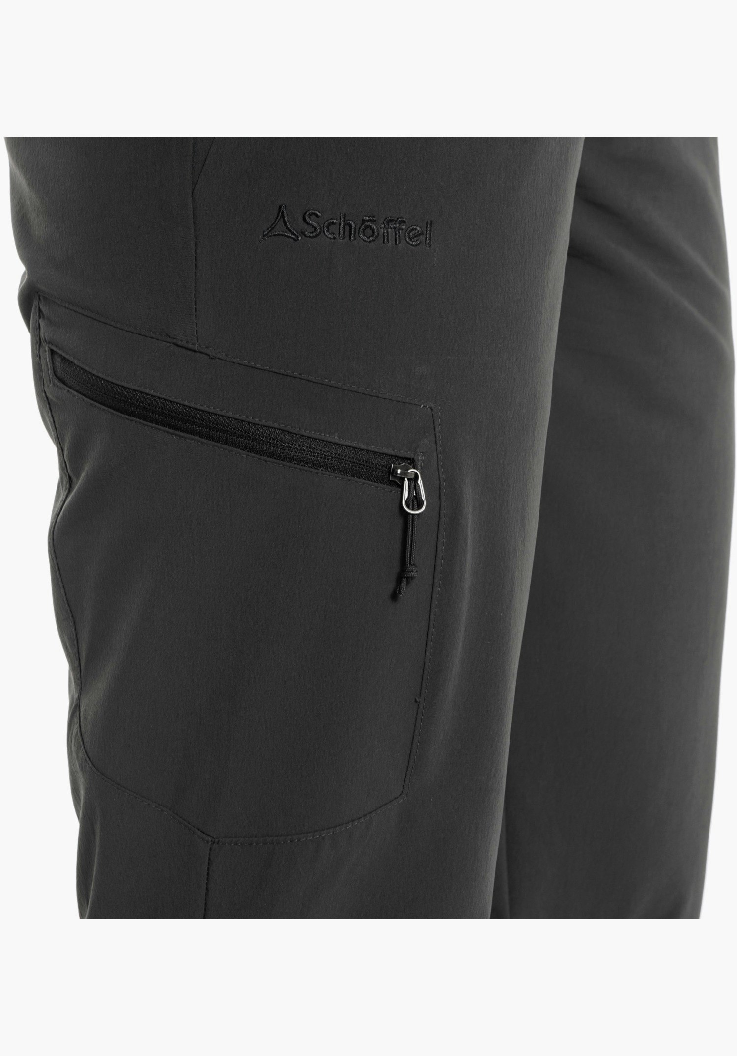 Pants Ascona zeigt das Schöffel-Logo über der Reißverschluss-Beintasche auf dem grauen Funktionsstoff. Nahaufnahme vor weißem/neutralem Hintergrund.