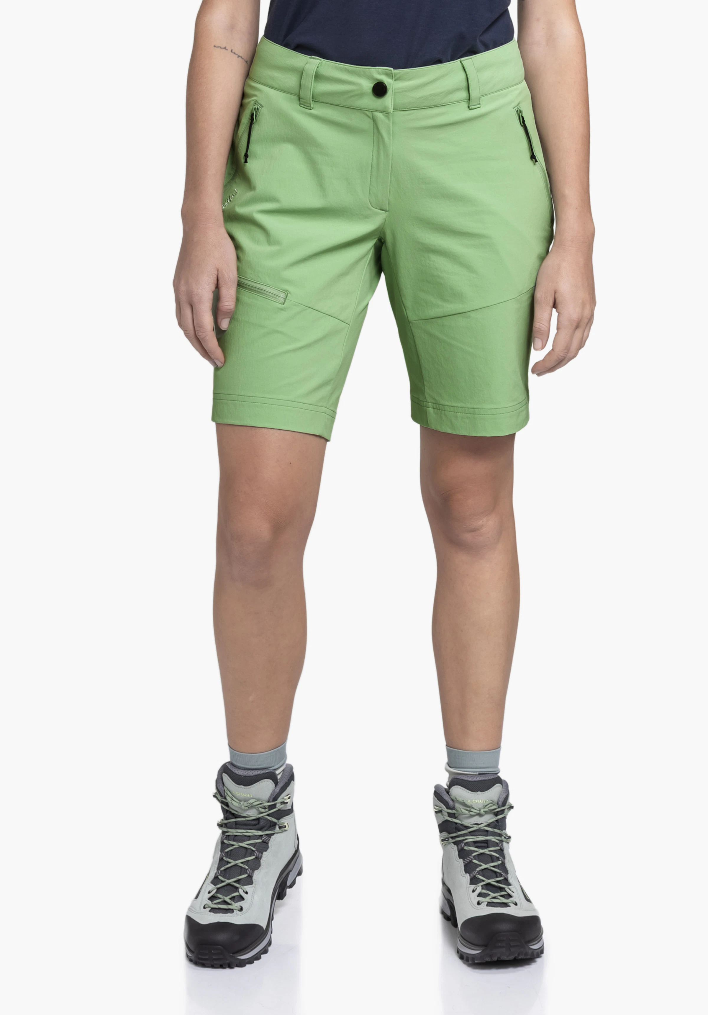 Shorts Toblach2. Een model draagt de korte broek in de kleur groen en staat in vooraanzicht tegen een neutrale achtergrond. Het Schöffel-logo is zichtbaar op de rechterdij.