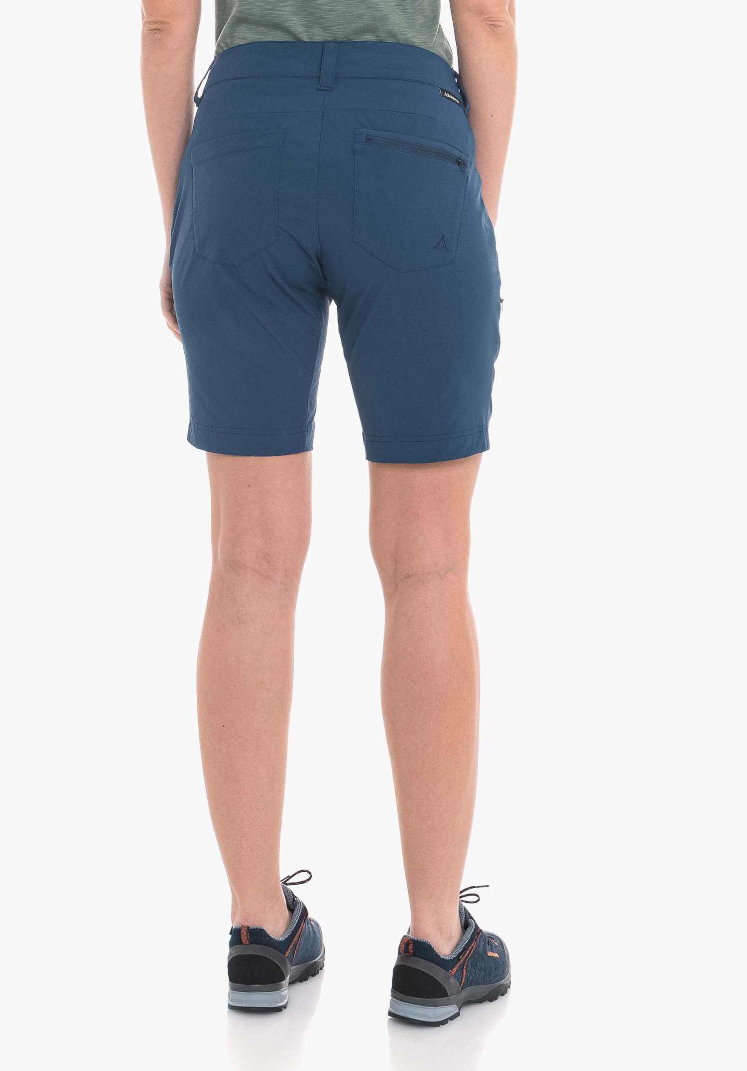 Shorts Toblach2 an einem Model in der Rückenansicht. Die blaue kurze Hose zeigt eine Gesäßtasche mit Reißverschluss und das Schöffel-Logo auf der rechten Seite, fotografiert vor einem neutralen Hintergrund.