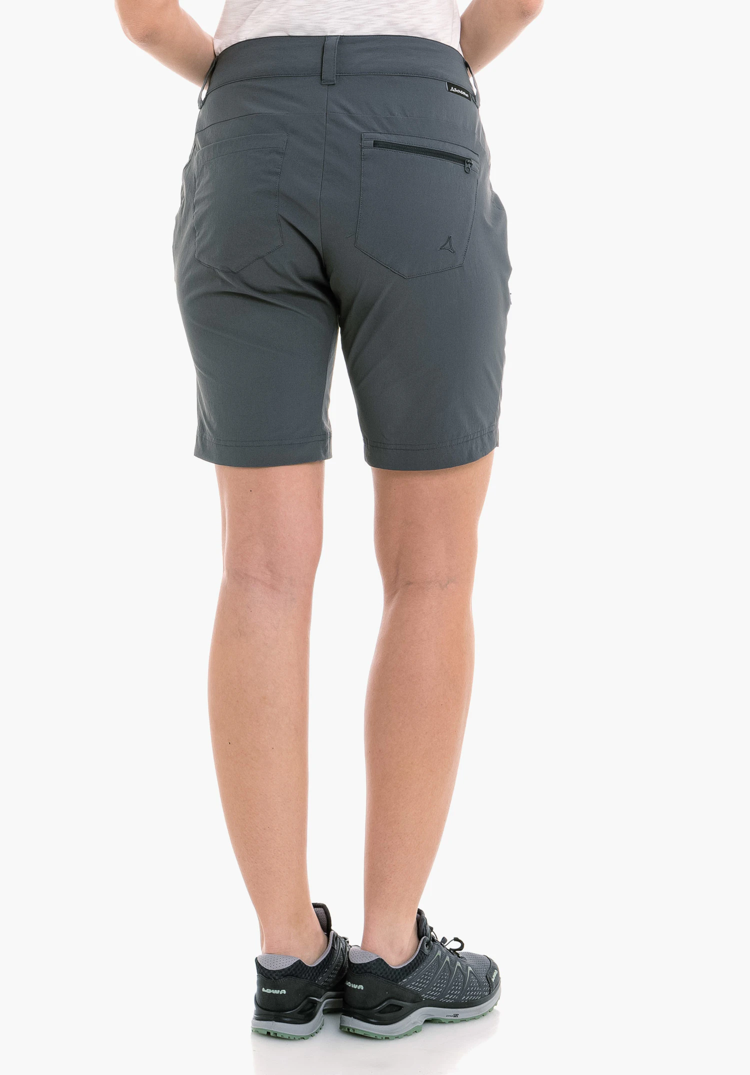 Shorts Toblach2 in Grau, getragen von einem Model in der Rückenansicht mit einem sichtbaren Schöffel-Logo auf der rechten Gesäßtasche, abgebildet vor einem neutralen Hintergrund.