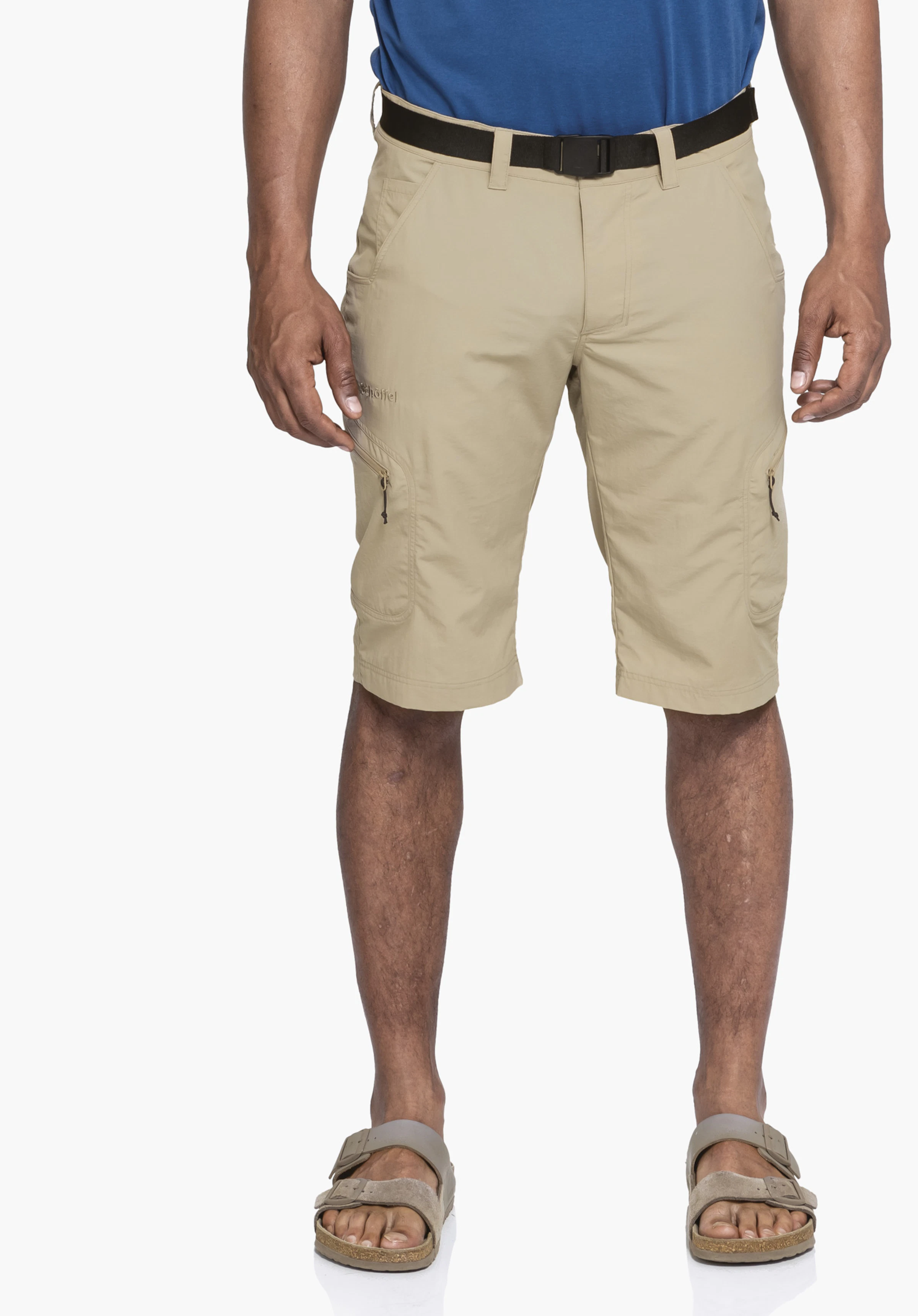 Shorts Silvaplana2 in beige, worn by a model standing facing forwards. The shorts with a belt show the Schöffel-Logo on the right leg against a neutral background.
