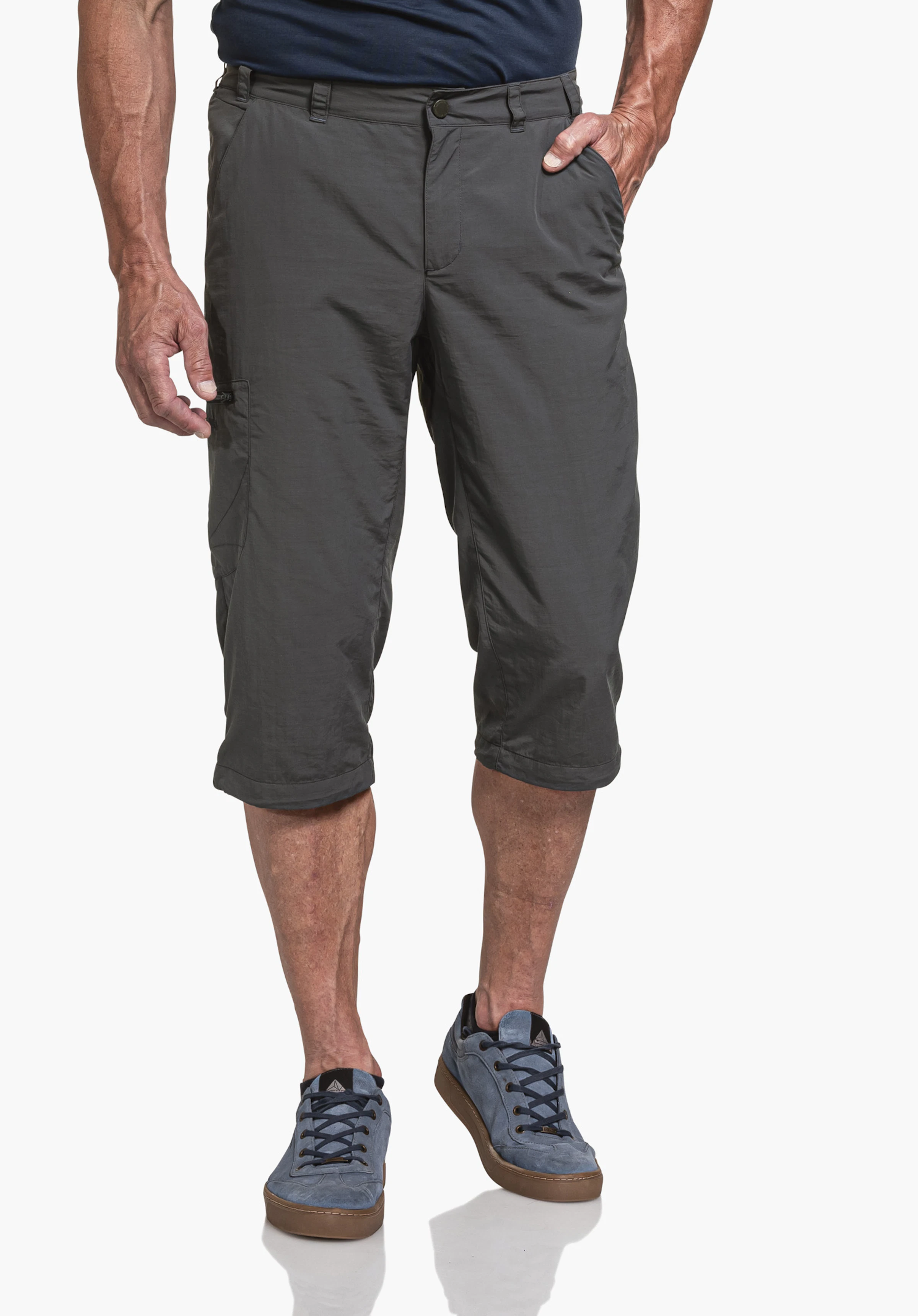 Pants Springdale1 en gris, porté par un mannequin debout de face avec une main dans la poche, sur un fond neutre.
