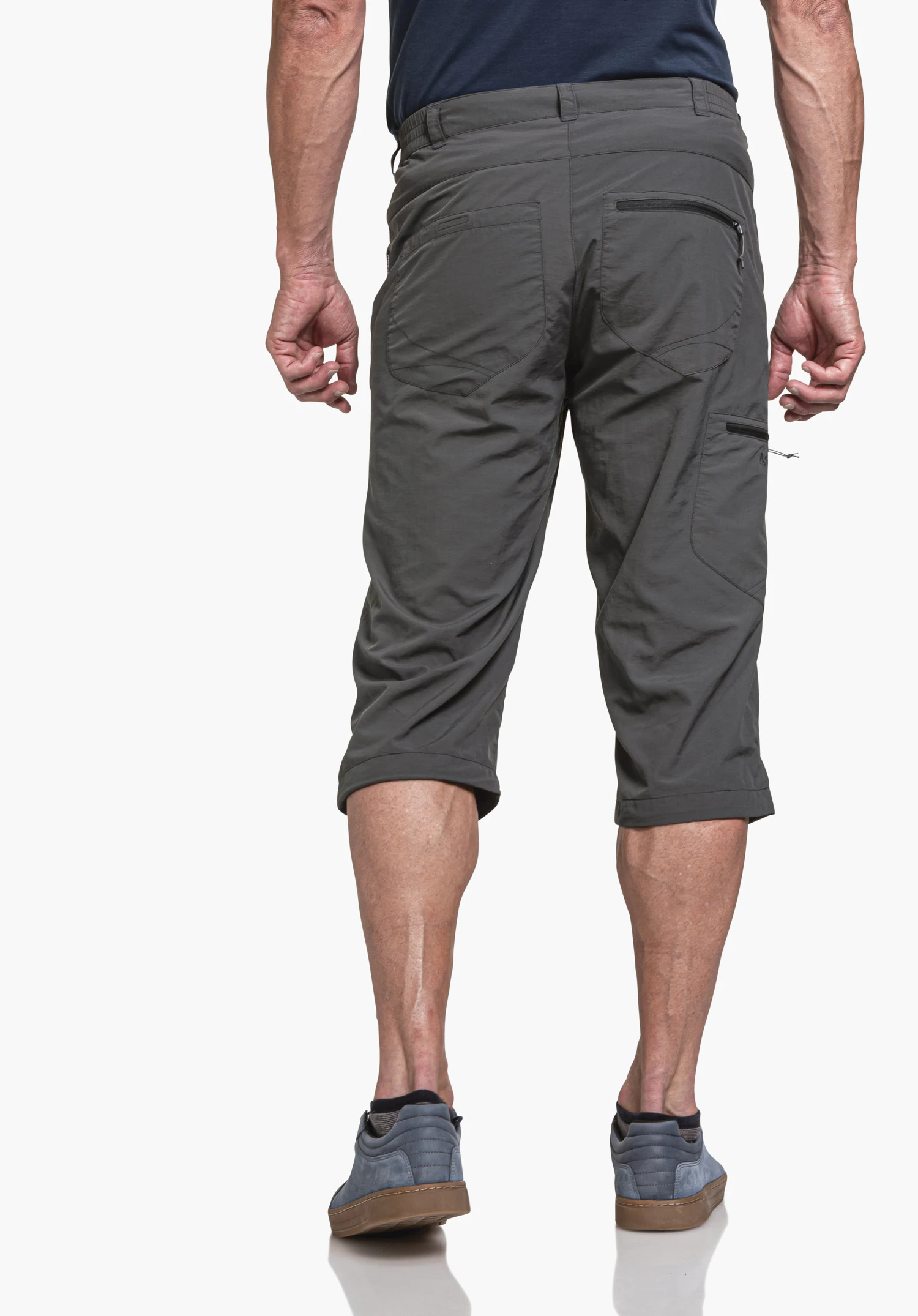 Pants Springdale1 in Grau in der Rückenansicht vor neutralem Hintergrund mit sichtbarem Schöffel-Logo auf der Beintasche.