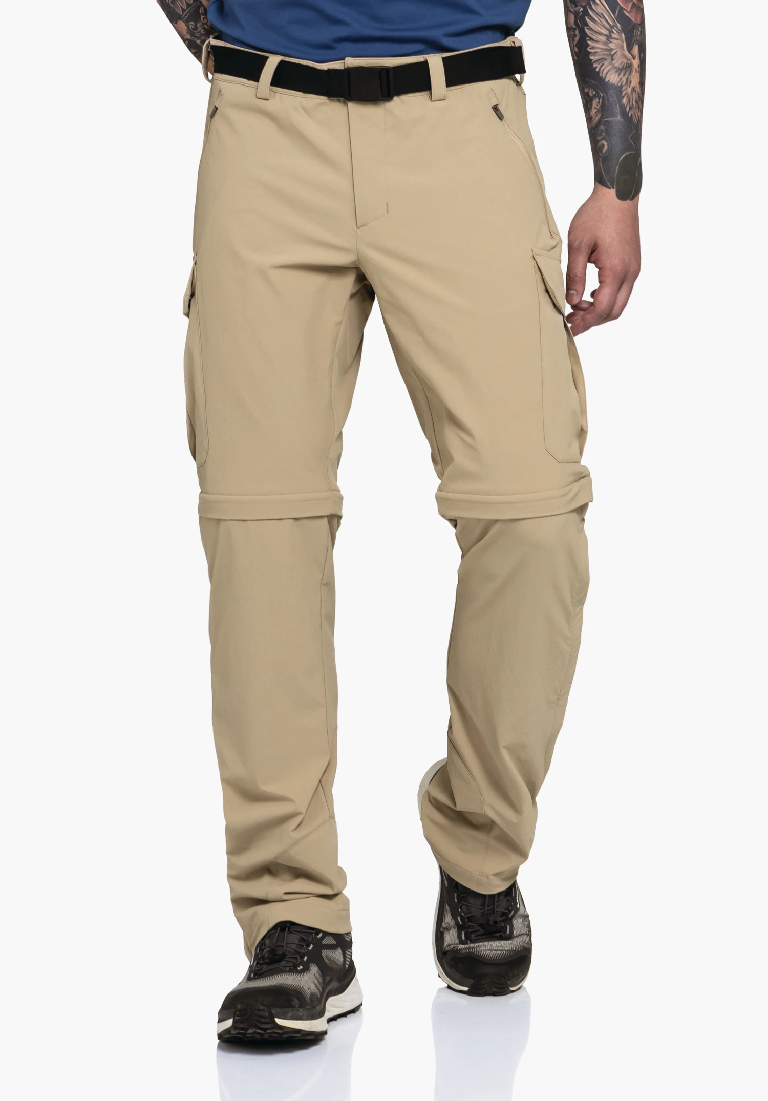 Pants Kyoto3 in Beige: Ein Model präsentiert die Hose in einer dynamischen Frontalansicht vor einem neutralen Hintergrund. Das funktionale Design und die präzise Passform kommen optimal zur Geltung.