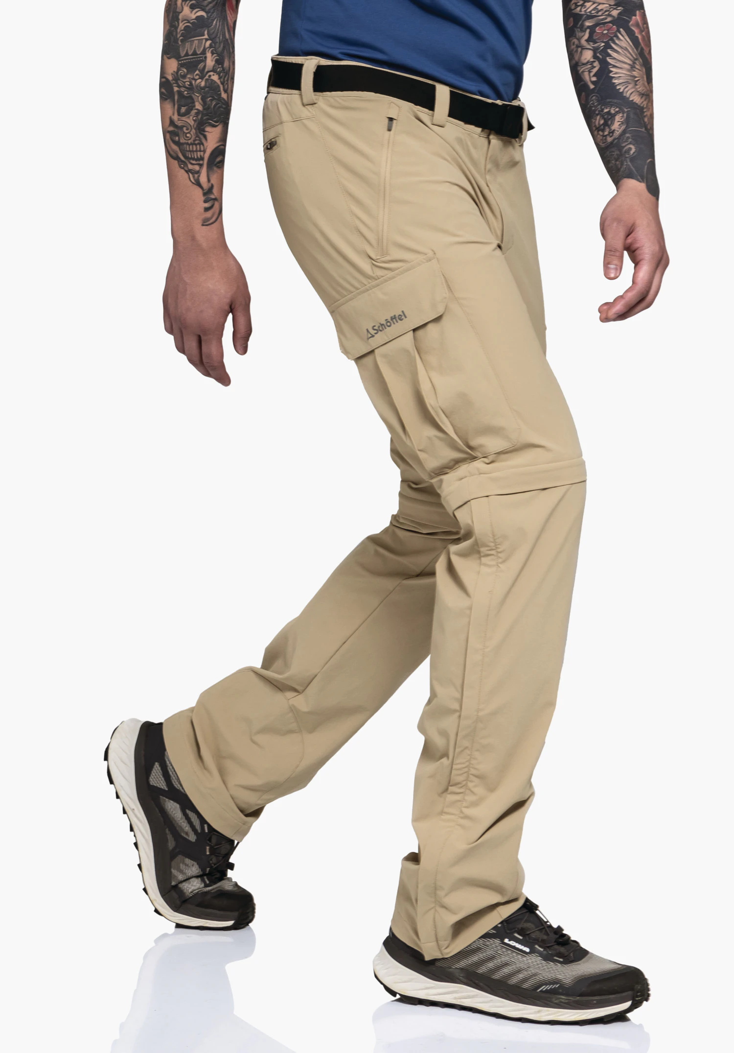 Pants Kyoto3 in Beige wird hier von einem Model in seitlicher Geh-Pose präsentiert, vor einem neutralen Hintergrund.