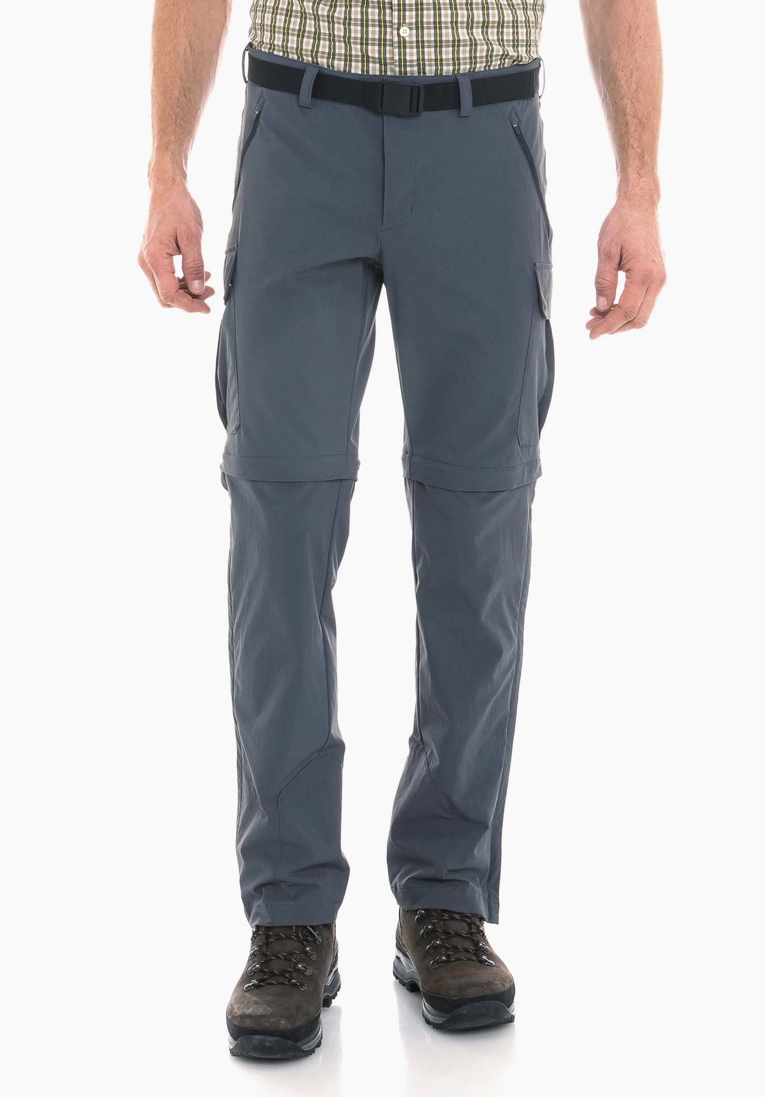 Pants Kyoto3 in grijs wordt gepresenteerd in een vooraanzicht op een model tegen een neutrale achtergrond. De functionele broek valt op door zijn comfortabele pasvorm en is ideaal voor buitenactiviteiten, gecombineerd met wandelschoenen.