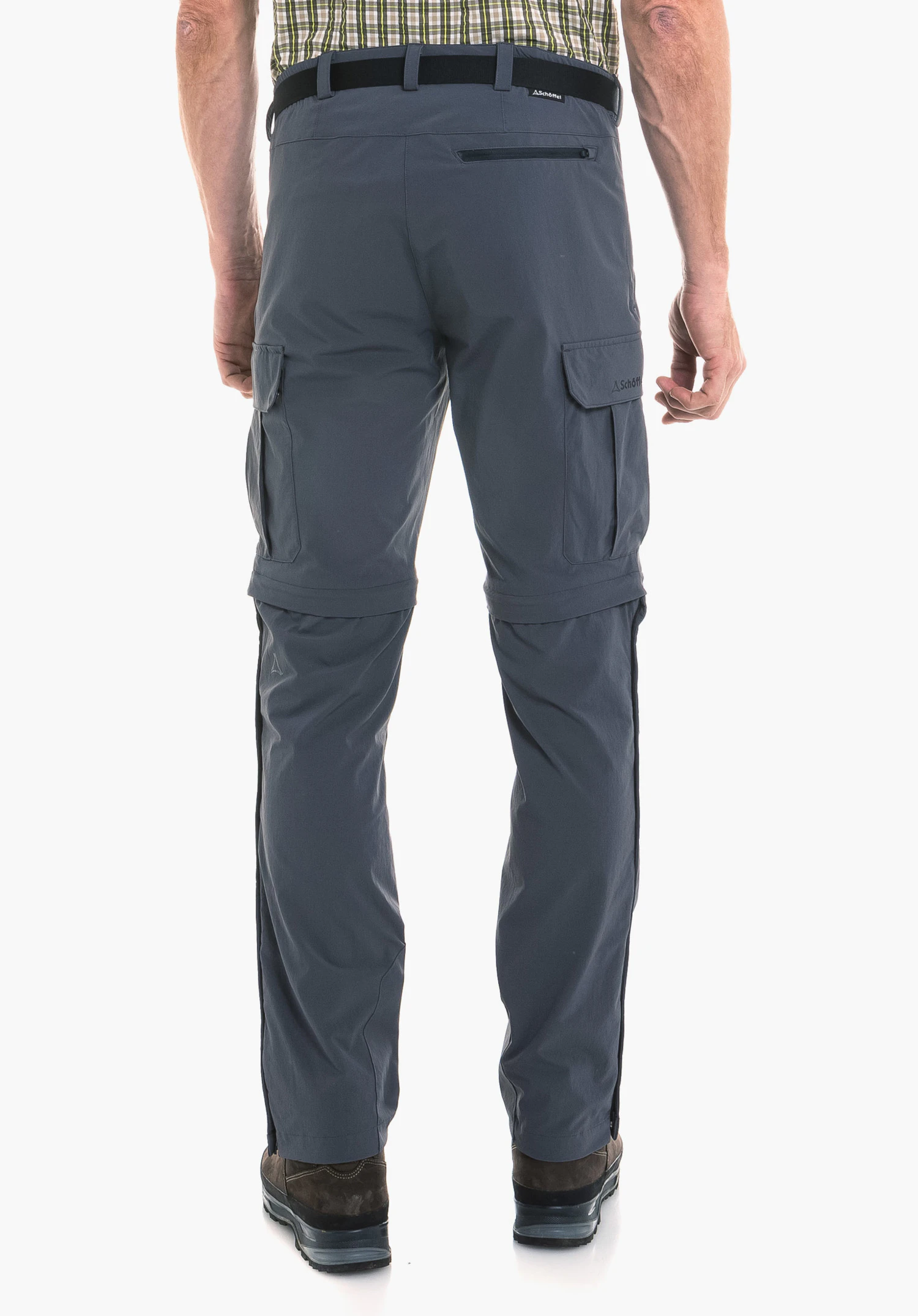 Pants Kyoto3 in het grijs in achteraanzicht op een model tegen een neutrale achtergrond, met een zichtbaar Schöffel-logo op de zak.