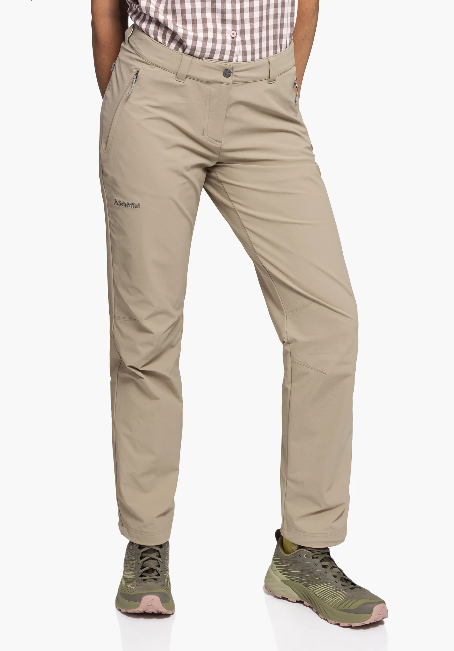 Pants Engadin1 in Beige an einem Model, das frontal steht. Das Schöffel-Logo ist auf dem rechten Oberschenkel gut sichtbar, fotografiert vor einem neutralen Hintergrund.