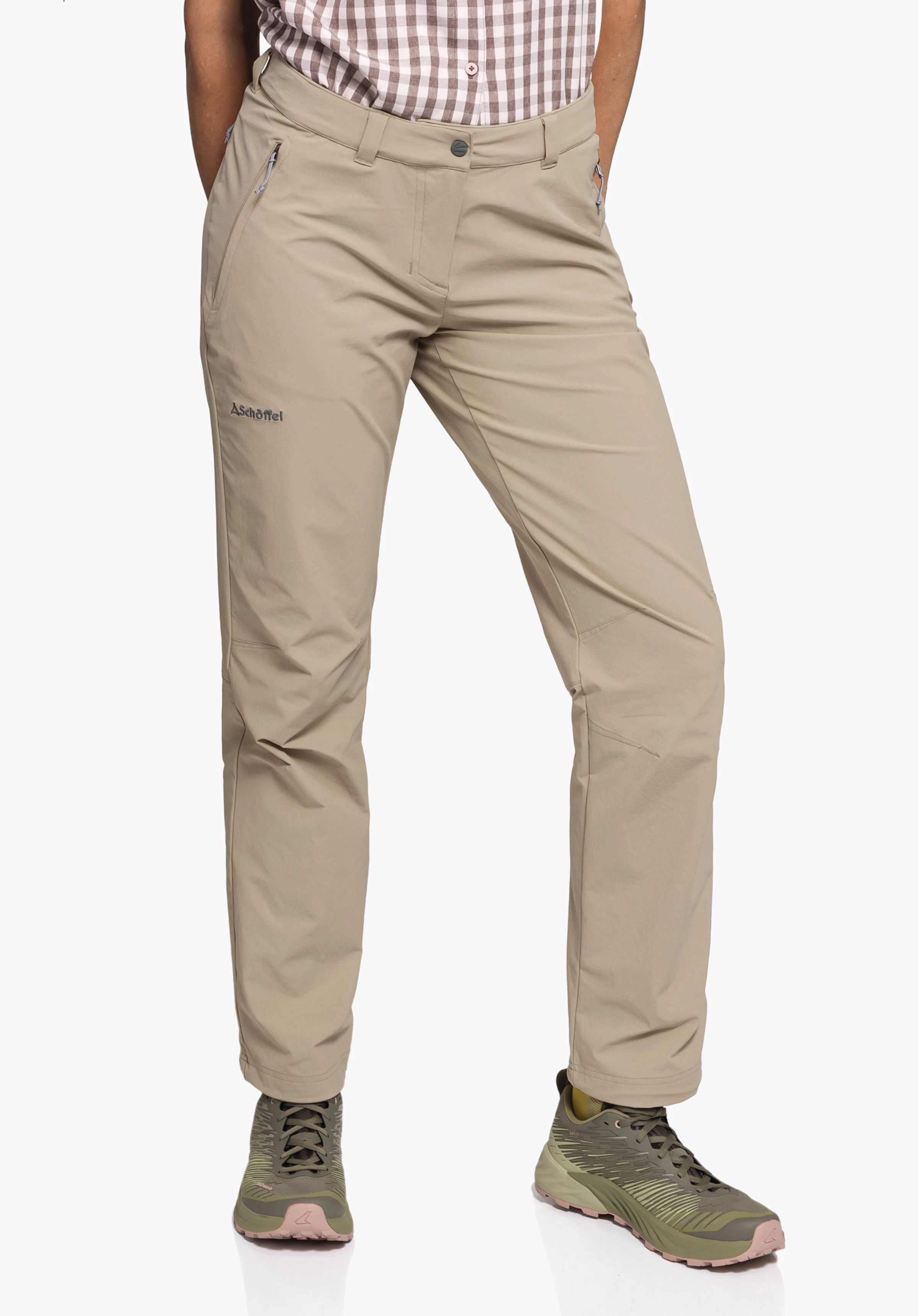 Pants Engadin1 in Beige an einem Model, das frontal steht. Das Schöffel-Logo ist auf dem rechten Oberschenkel gut sichtbar, fotografiert vor einem neutralen Hintergrund.