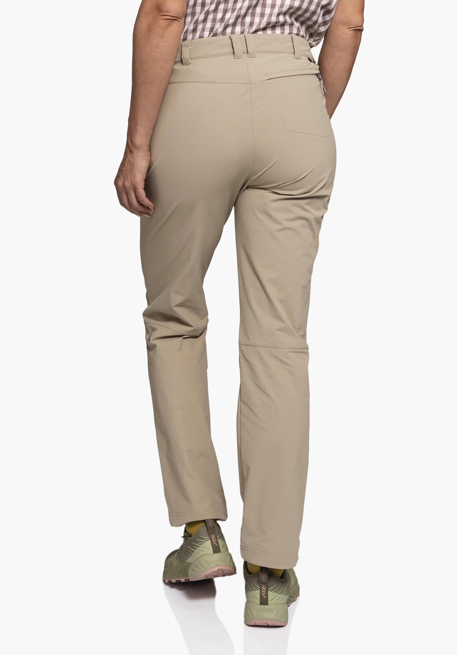 Pants Engadin1 in Beige, getragen von einem Model in der Rückenansicht. Man sieht die Passform mit einer Gesäßtasche mit Reißverschluss und ein kleines Schöffel-Logo am linken Bein, fotografiert vor einem neutralen Hintergrund.