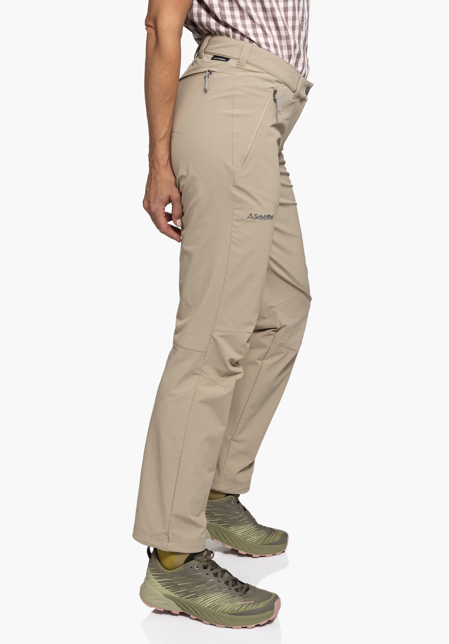 Pants Engadin1. Das Model steht seitlich und präsentiert die beige Hose mit sichtbarem Schöffel-Logo auf dem Oberschenkel vor einem neutralen Hintergrund.