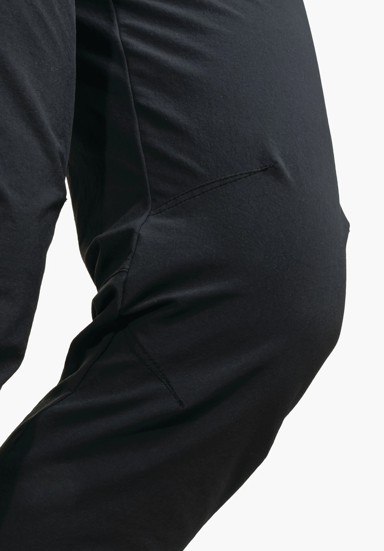 Pants Engadin1 showing the pre-shaped knee area of the black trousers for optimal freedom of movement in a close-up against a white background.
