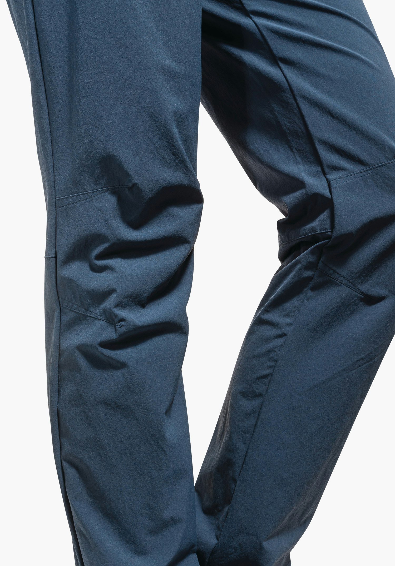 Pants Engadin1 showing the pre-shaped knee section in blue material for optimal freedom of movement as a close-up against a white background.