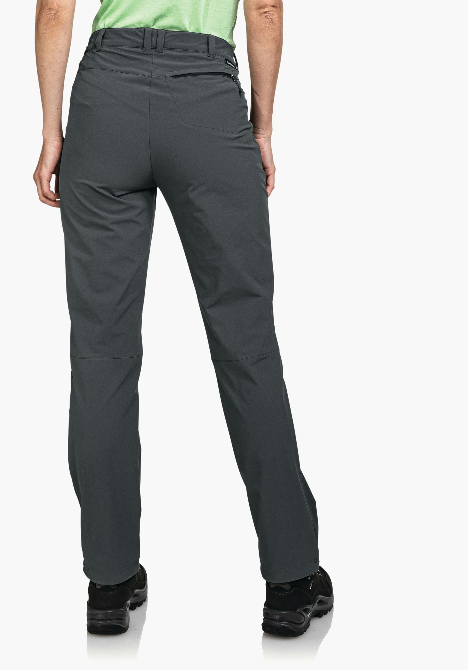 Pants Engadin1 Hose, Person steht rückwärts mit leicht gespreizten Beinen, Hände an den Seiten; Hose dunkelblau, Oberteil hellgrün, schwarze Wanderschuhe; neutraler weißer Hintergrund.