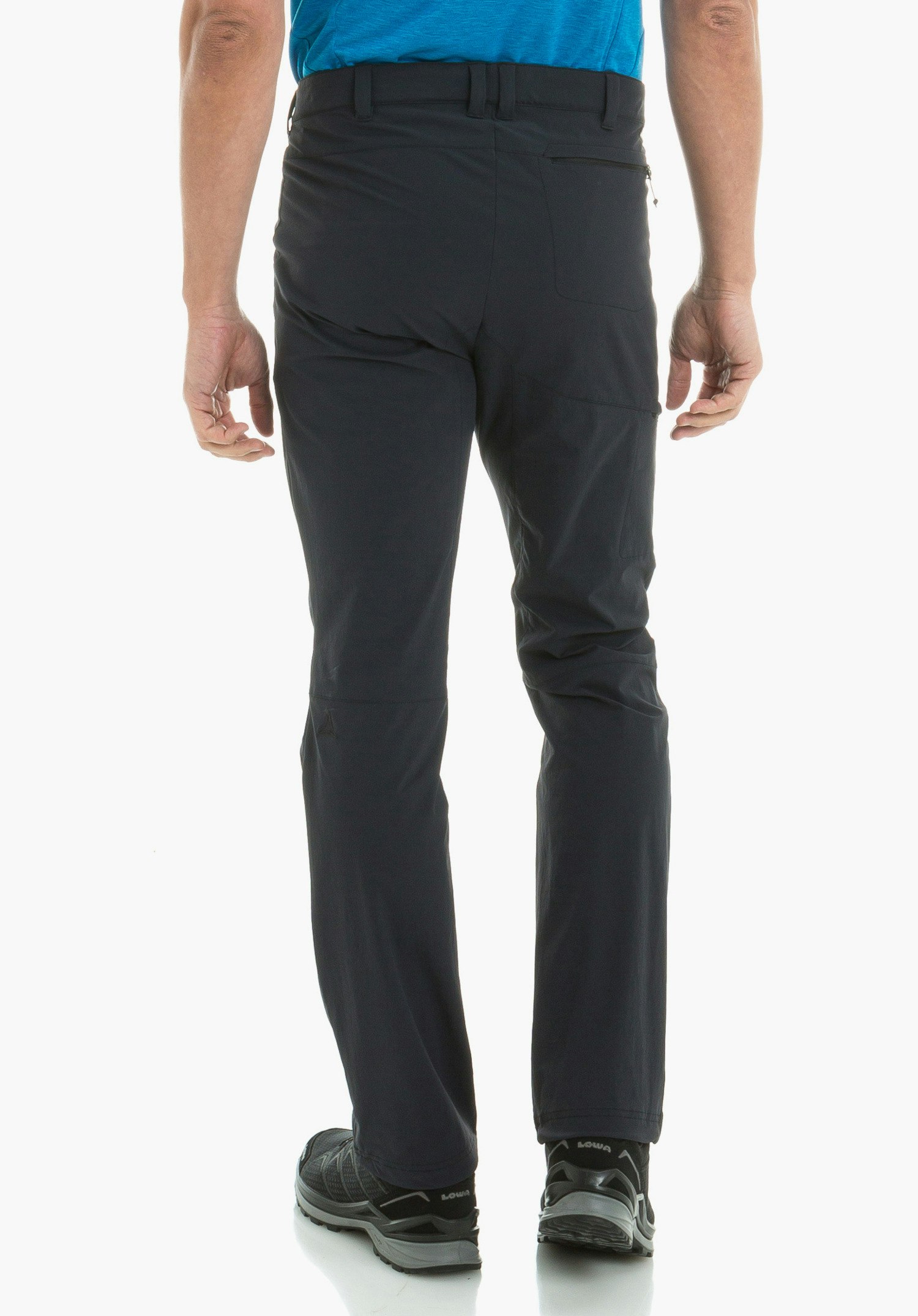 Pants Koper1 pantalon outdoor bleu foncé, porté par une personne debout dos à la caméra sur fond blanc; inscription « LOWA » visible sur les chaussures.