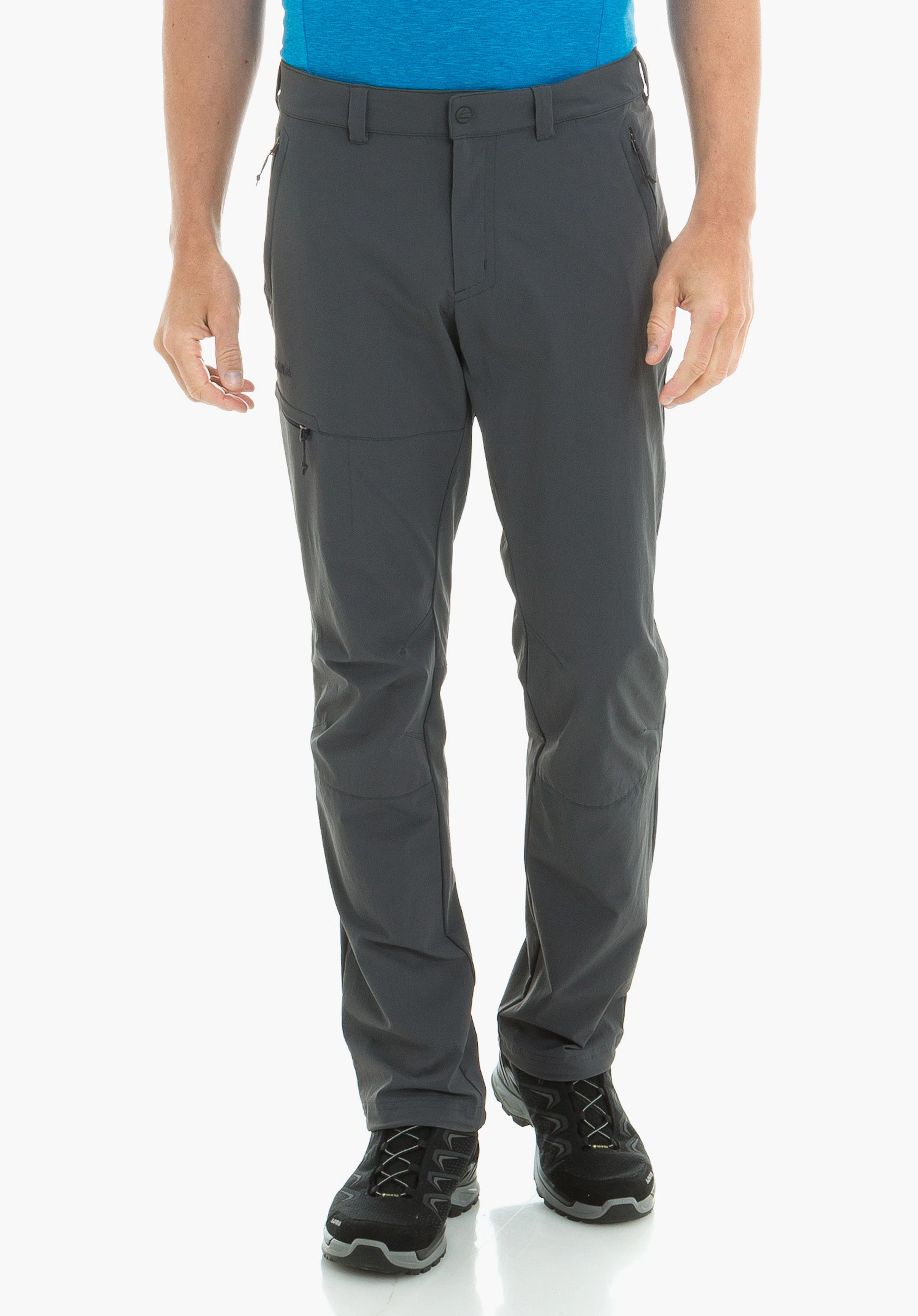 Pants Koper1 Hose, Mann trägt sie frontal und steht gerade; weißer Hintergrund, hellblaues Shirt und schwarze Wanderschuhe sichtbar.