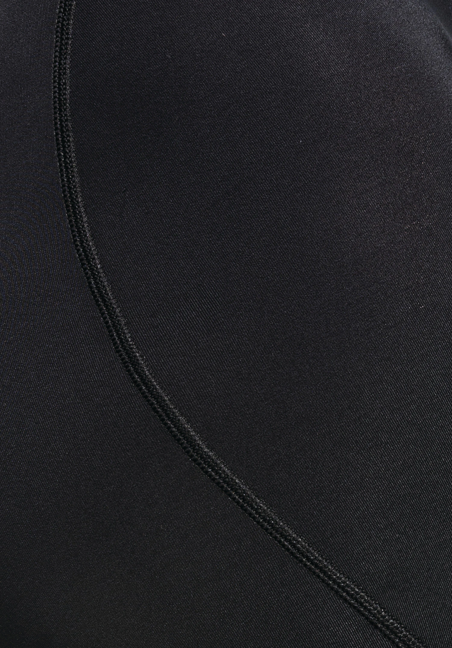 Skin Pants 2h L montre une vue détaillée de la structure du tissu noir avec une couture plate fonctionnelle pour un confort sans frottement, gros plan sur fond blanc.