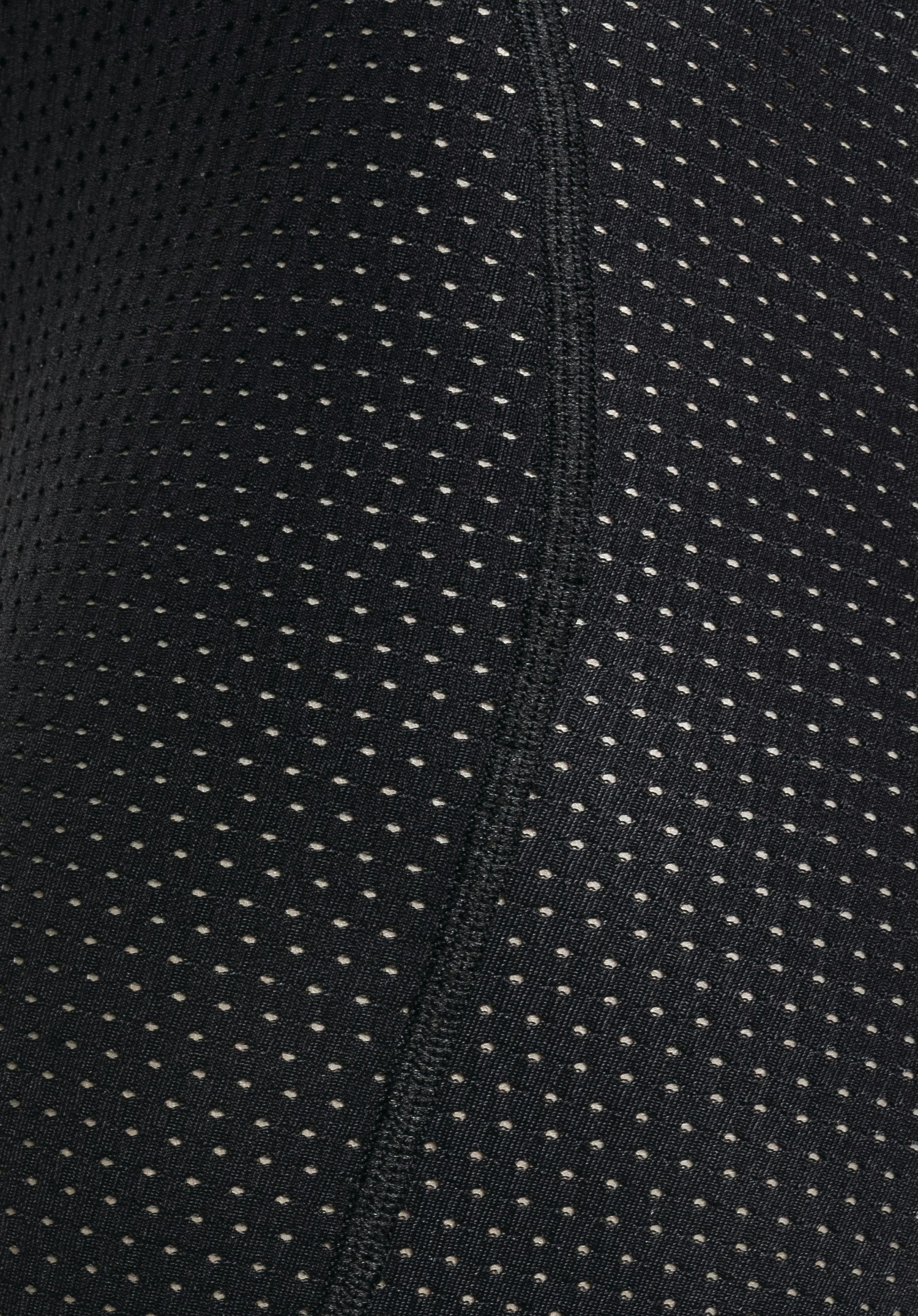 Skin Pants 8h L Detail der schwarzen, perforierten Gewebestruktur, die für hohe Atmungsaktivität sorgt. Nahaufnahme vor weißem/neutralem Hintergrund.
