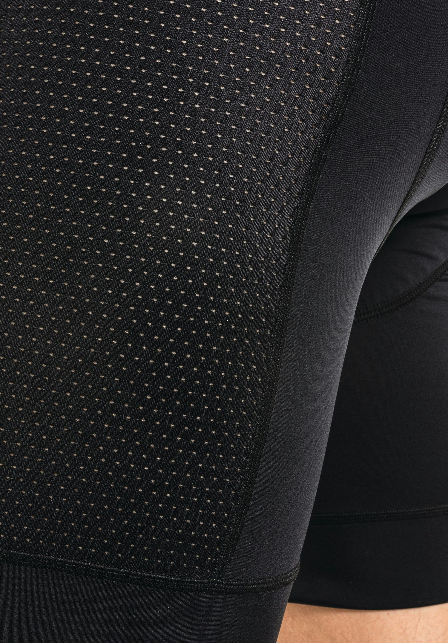Skin Pants 4h M Detail der atmungsaktiven Netzstruktur an der Seite in Schwarz, Nahaufnahme vor weißem Hintergrund.