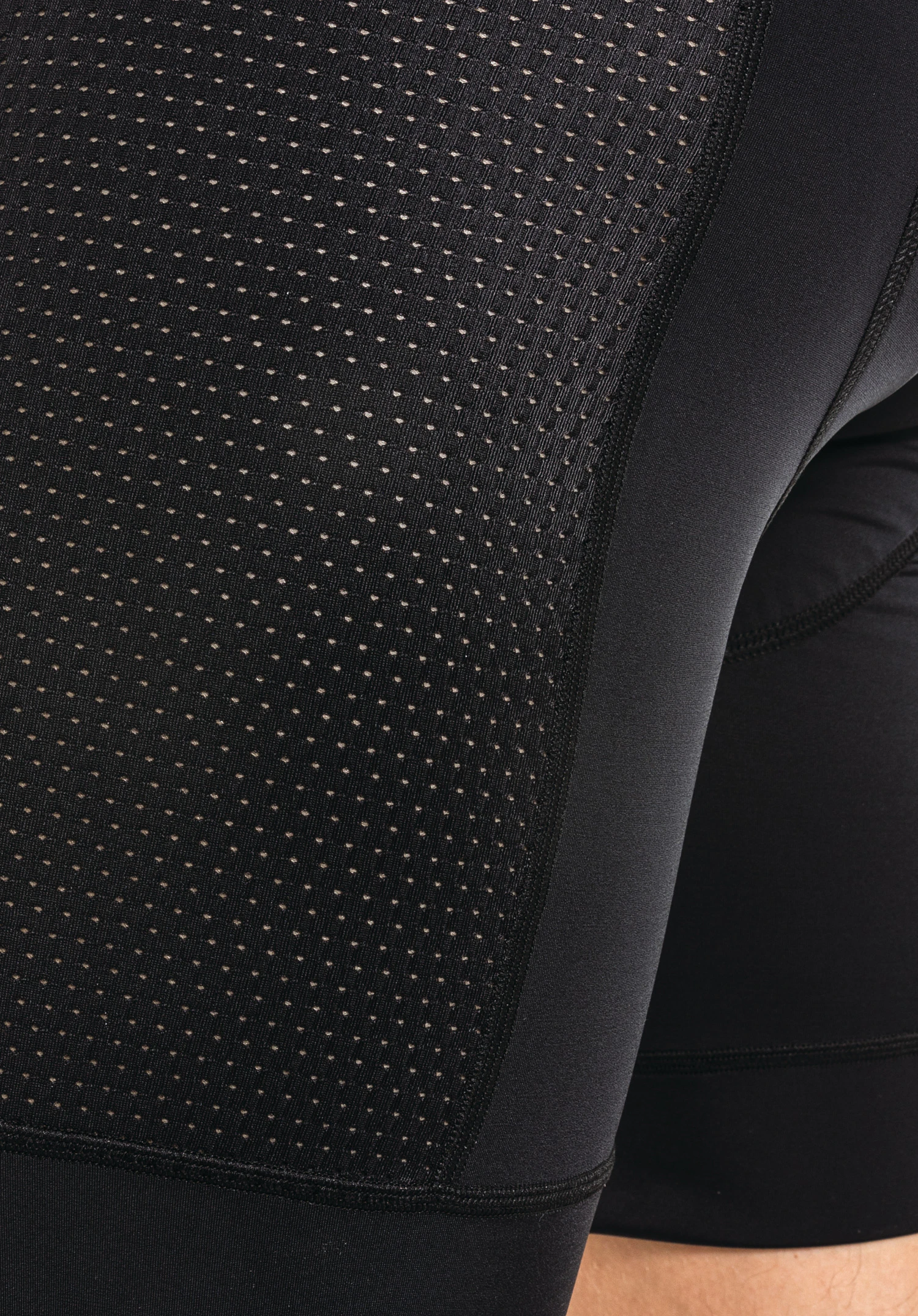 Skin Pants 4h M detail of the breathable mesh structure on the side in black, close-up against a white background.