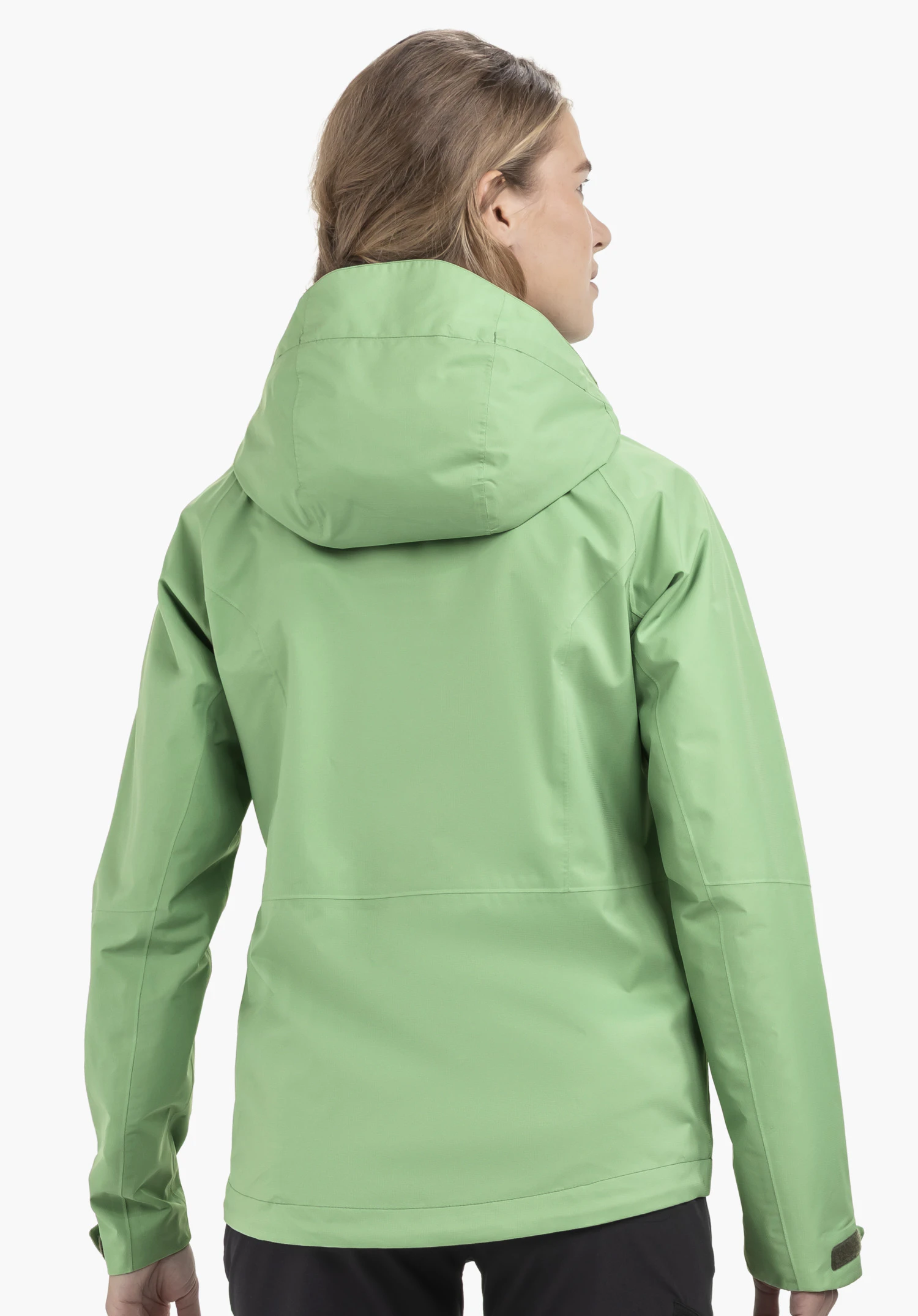 Jacket Easy XT L. Un mannequin présente la veste en vert de dos, en se tenant devant un fond neutre.