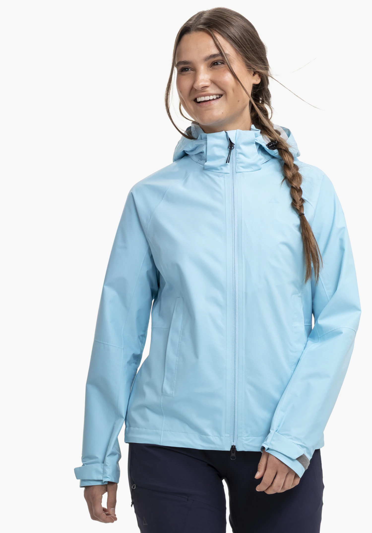 Jacket Easy XT L in Blau, getragen von einem lächelnden Model, das frontal steht. Das Schöffel-Logo ist dezent auf der Brust zu erkennen, aufgenommen vor neutralem Hintergrund.
