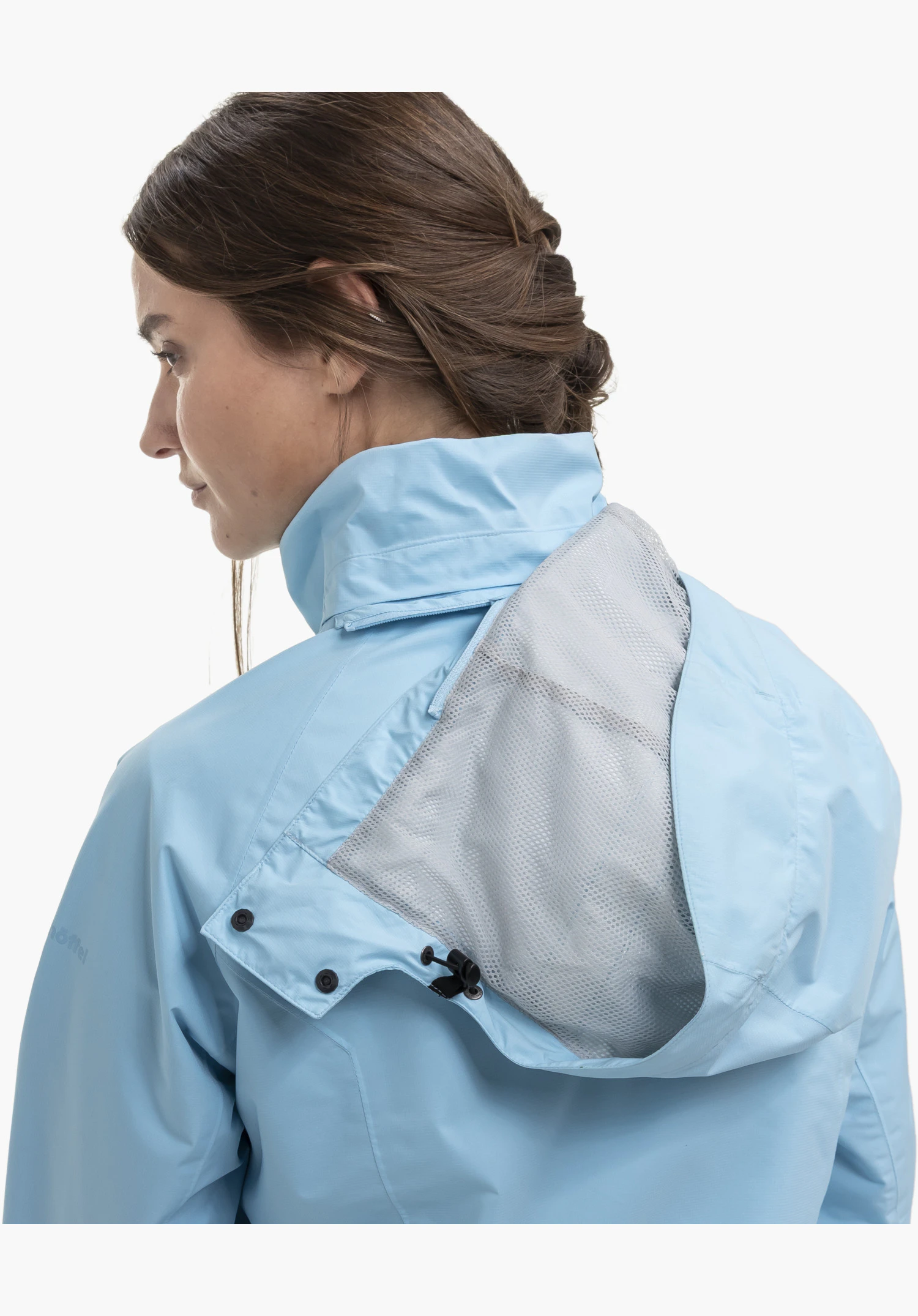 Jacket Easy XT L met de nadruk op de lichtblauwe stof rond de kraag, waar de deels losgemaakte capuchon een grijze mesh-voering, zwarte drukknopen, een rits en het Schöffel-Logo op de mouw laat zien, close-up tegen een witte/neutrale achtergrond.