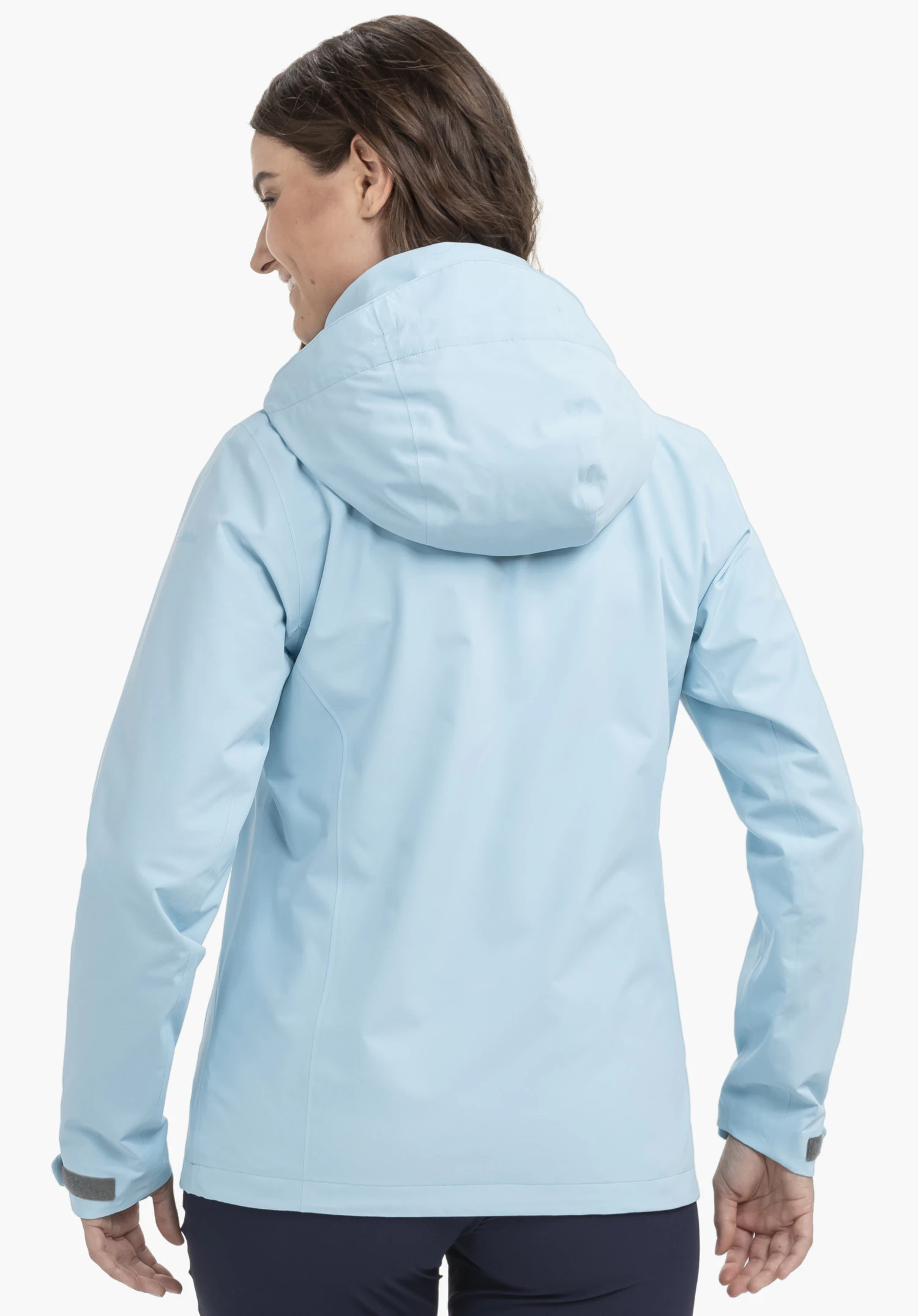 Jacket Gmund L sur un mannequin vu de dos. On aperçoit le dos de la veste bleue avec sa capuche, ses poignets réglables par velcro et un discret Schöffel-Logo sur le bras gauche. Le mannequin se tient devant un fond neutre.