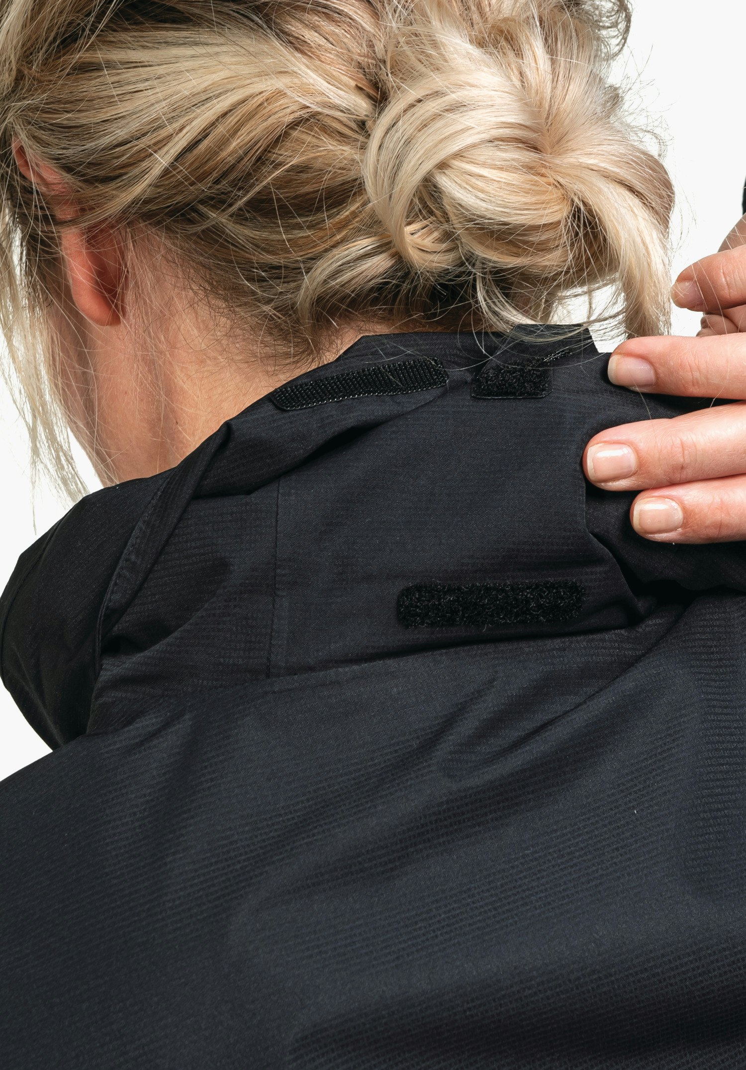 Jacket Gmund L zeigt die funktionale Skitickettasche am Ärmel aus schwarzem Material mit Reißverschluss. Nahaufnahme vor weißem Hintergrund.
