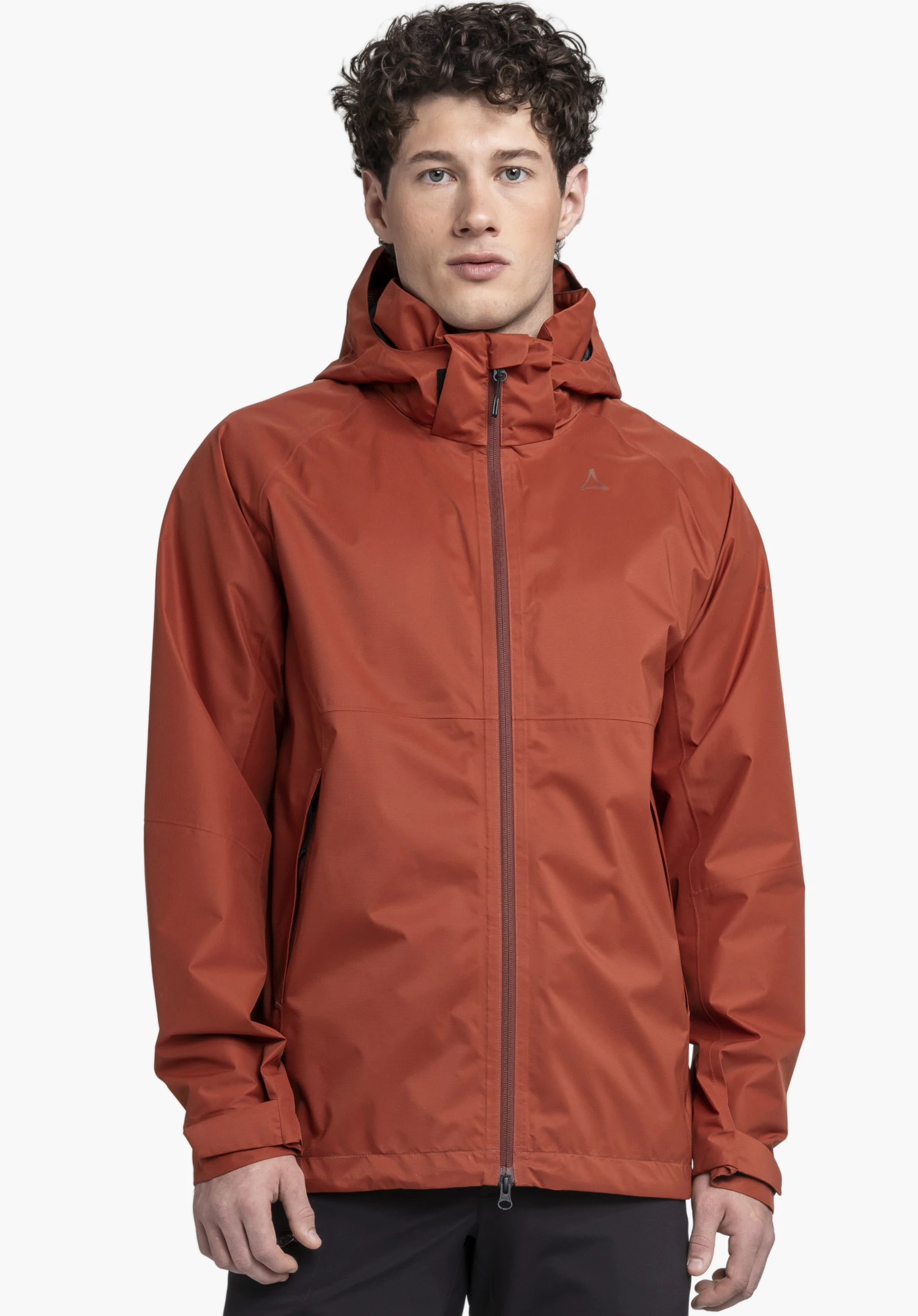 Jacket Easy XT M en rouge. Un mannequin se tient de face et porte la veste fermée avec le logo Schöffel visible sur la poitrine devant un fond neutre.