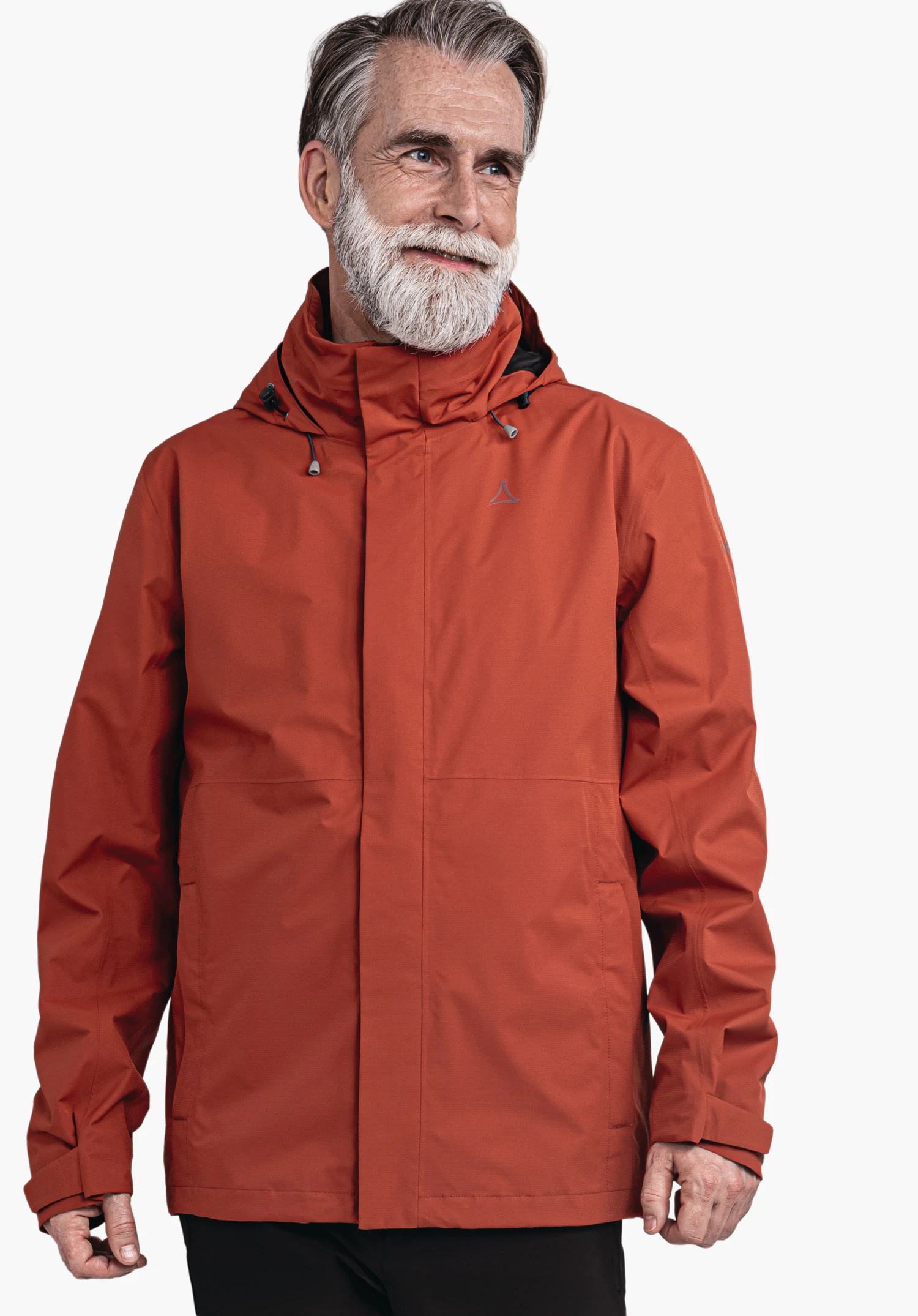 Jacket Gmund M Älterer Mann trägt rote Jacke mit Schöffel-Logo, lächelt leicht und blickt zur Seite; steht vor neutralem weißem Hintergrund.