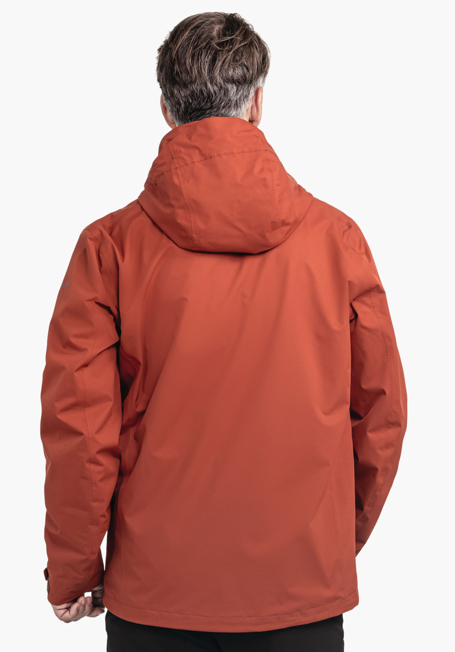 Jacket Gmund M rot Jacke; Person steht mit dem Rücken zur Kamera und trägt Kapuze, braunes Haar sichtbar, schwarz Hosen, neutraler weißer Hintergrund.