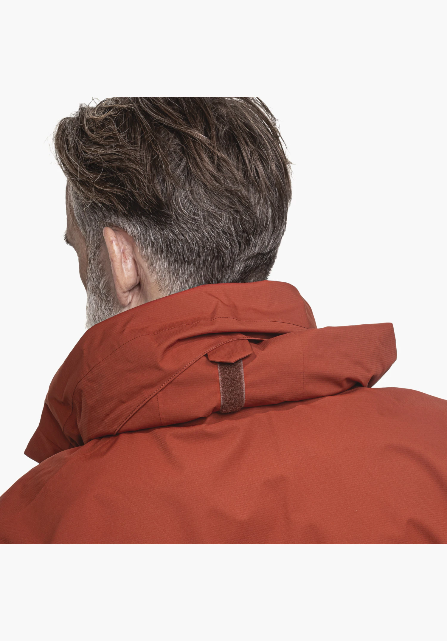 Jacket Gmund M Rückansicht der Kapuzenverstellung mittels Klettverschluss am Kragen in Rot, Nahaufnahme vor weißem Hintergrund.