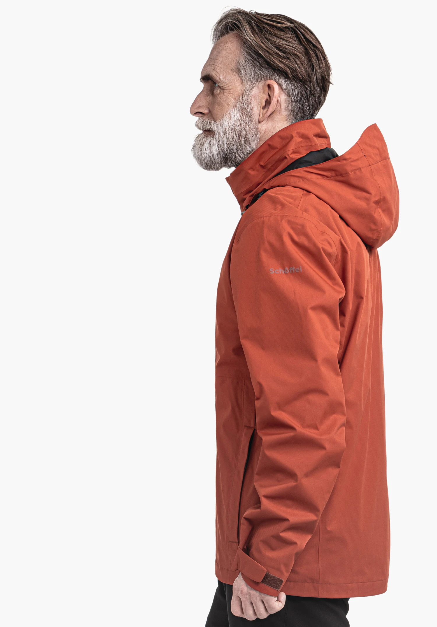 Jacket Gmund M dunkel orange Jacke, getragen von einem älteren Mann im Profil, blickt nach links; weißer Hintergrund. Text auf Ärmel: "Schöffel".