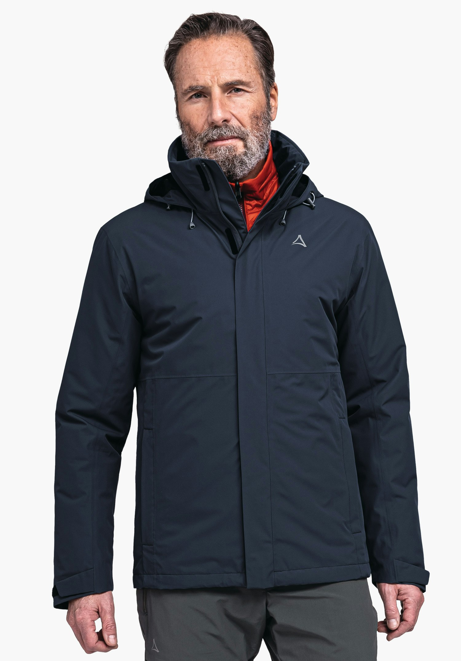 Jacket Gmund M Jacke blau dunkel, getragen von einem Mann mit hochgestellter Kapuze; Innenlage rot sichtbar; Schöffel-Logo auf der Brust; frontal vor weißem Hintergrund.