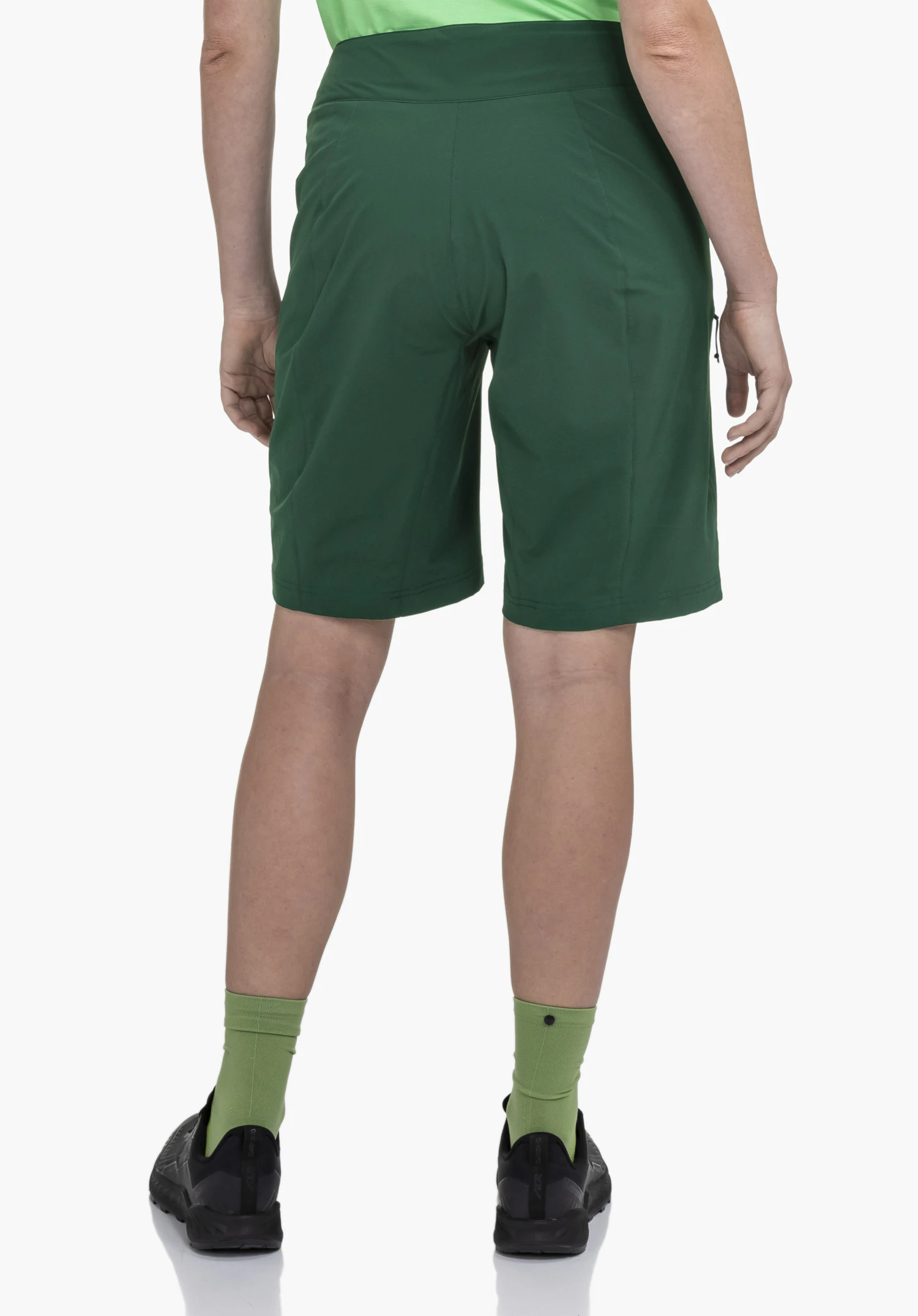 Shorts Danube L in Grün, getragen von einem Model in der Rückenansicht vor einem neutralen Hintergrund.