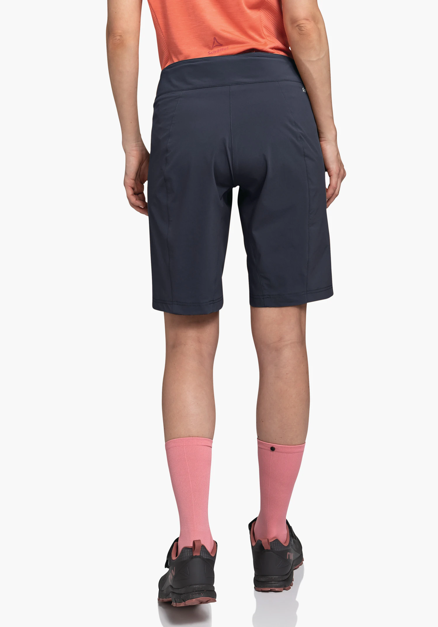 Shorts Danube L in het blauw. Een model draagt de short in achteraanzicht en staat voor een neutrale achtergrond. Het Schöffel-Logo is zichtbaar op het gecombineerde bovenstuk.