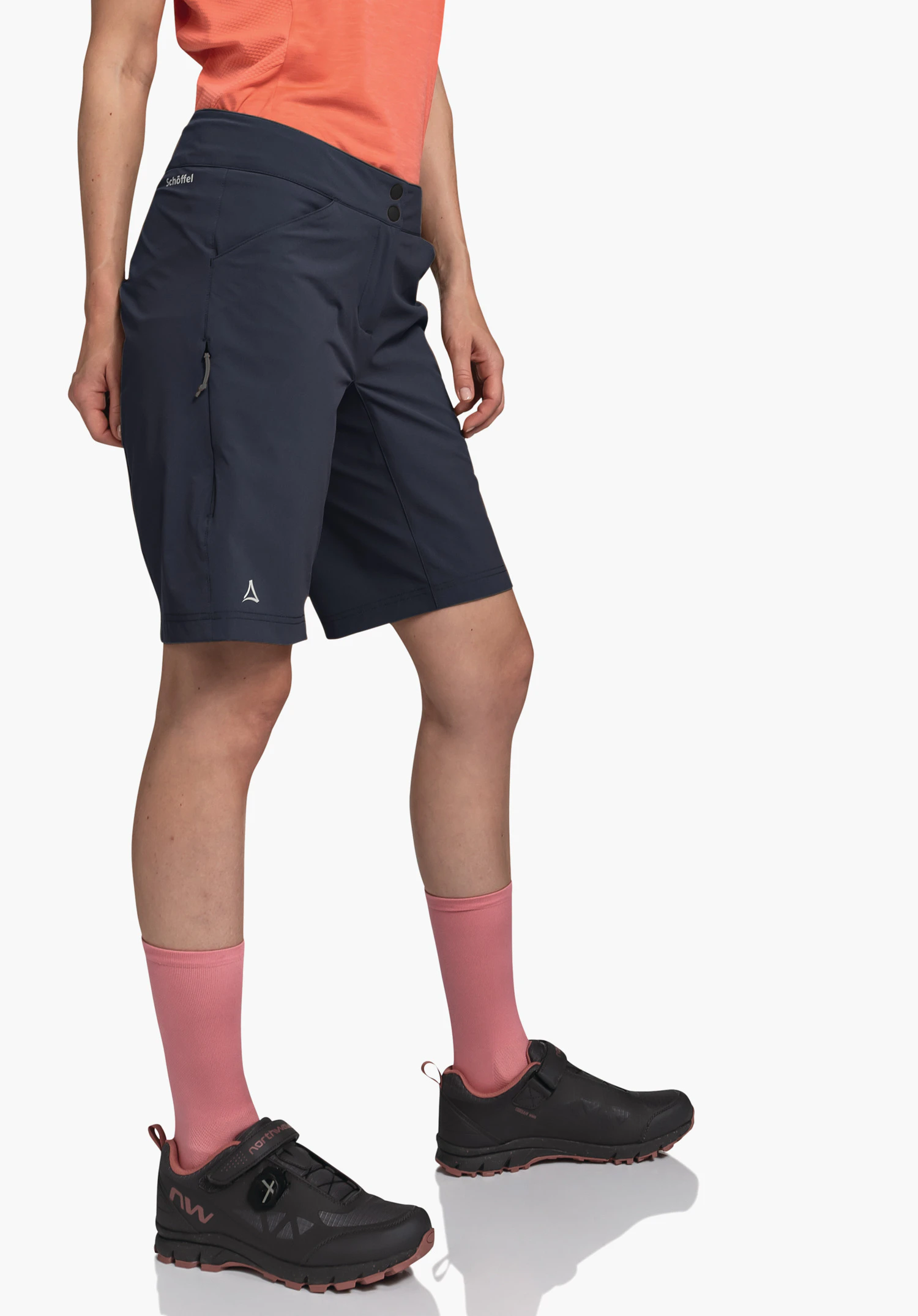Shorts Danube L in het blauw, gedragen door een model in zijaanzicht voor een neutrale achtergrond. De shorts bieden een functionele pasvorm en zijn voorzien van het Schöffel-logo op de onderste zoom en de tailleband voor een hoogwaardige uitstraling.