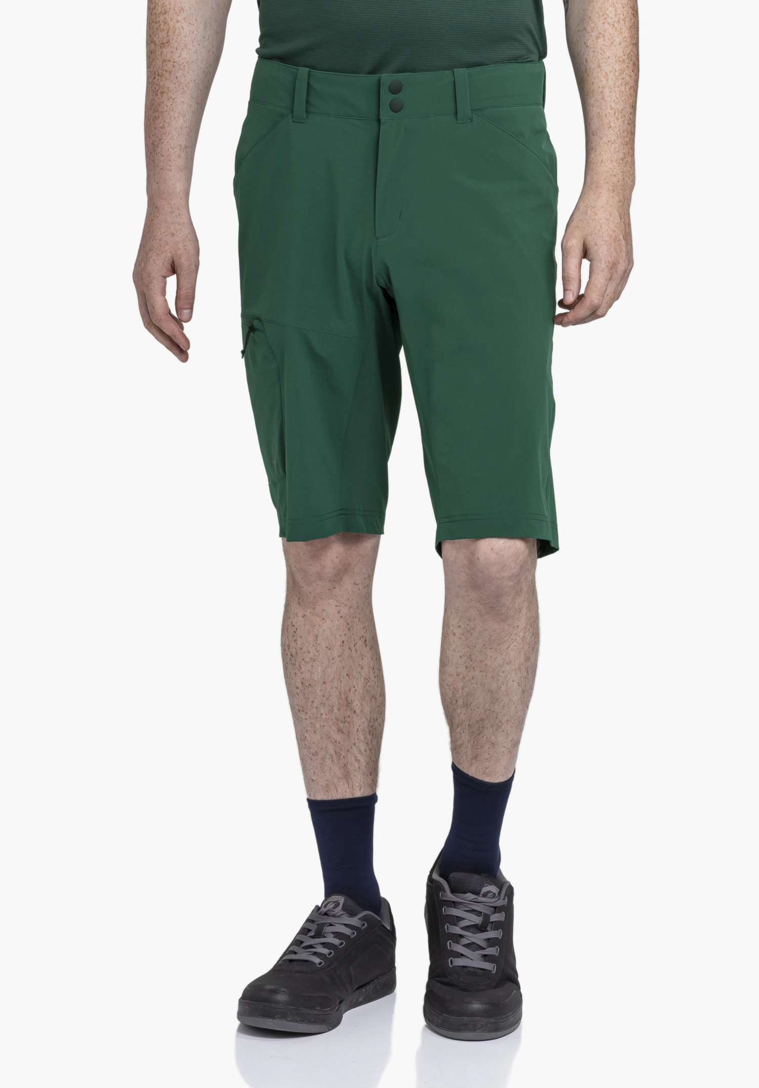 Shorts Danube M an einem Model in der Frontalansicht. Das Model steht aufrecht und präsentiert die grüne kurze Hose vor einem neutralen Hintergrund.