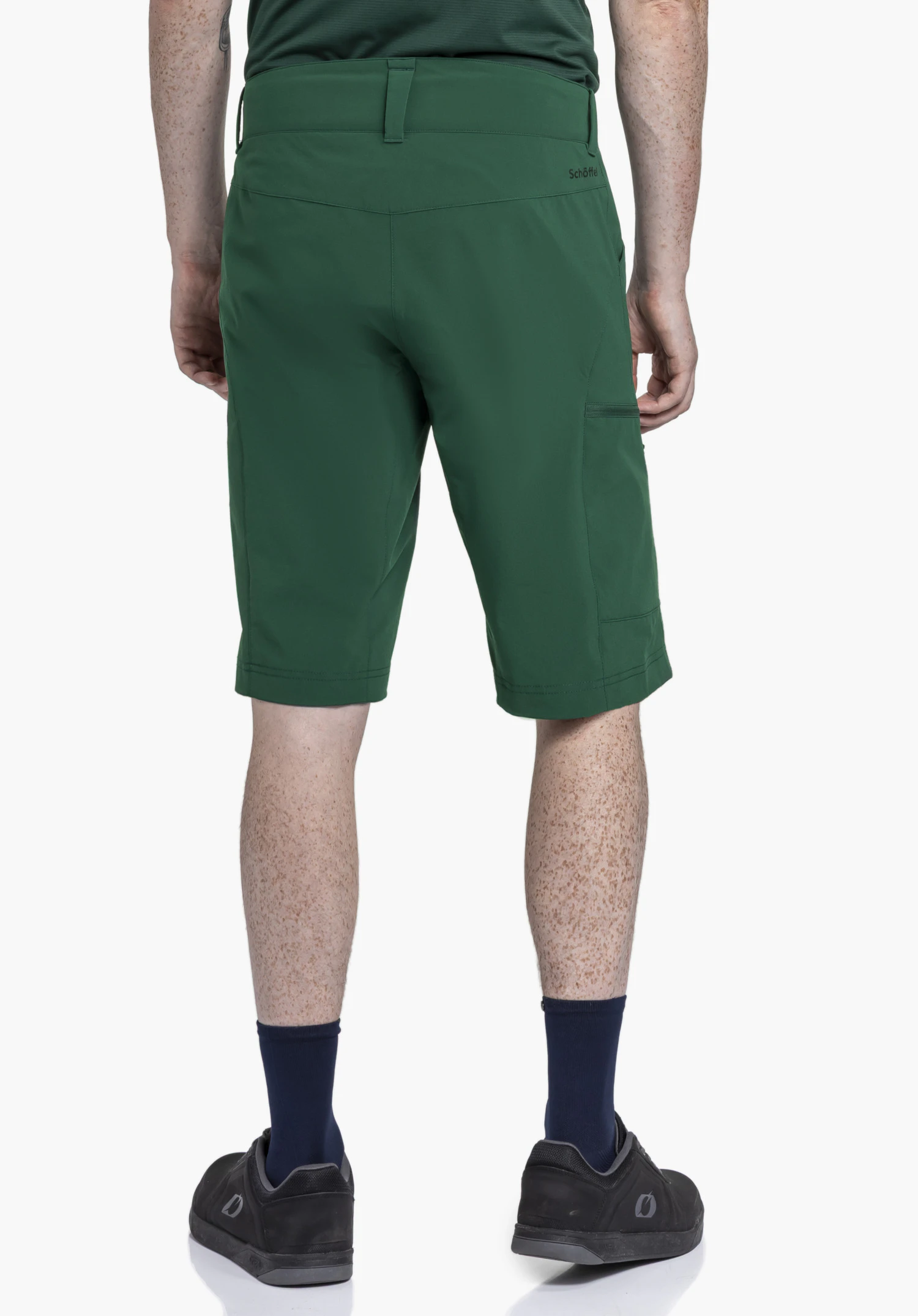 Shorts Danube M in sattem Grün: Ein Model präsentiert das Modell in der Rückenansicht vor einem neutralen Hintergrund, wobei das dezente Schöffel-Logo am hinteren Bund deutlich sichtbar ist.