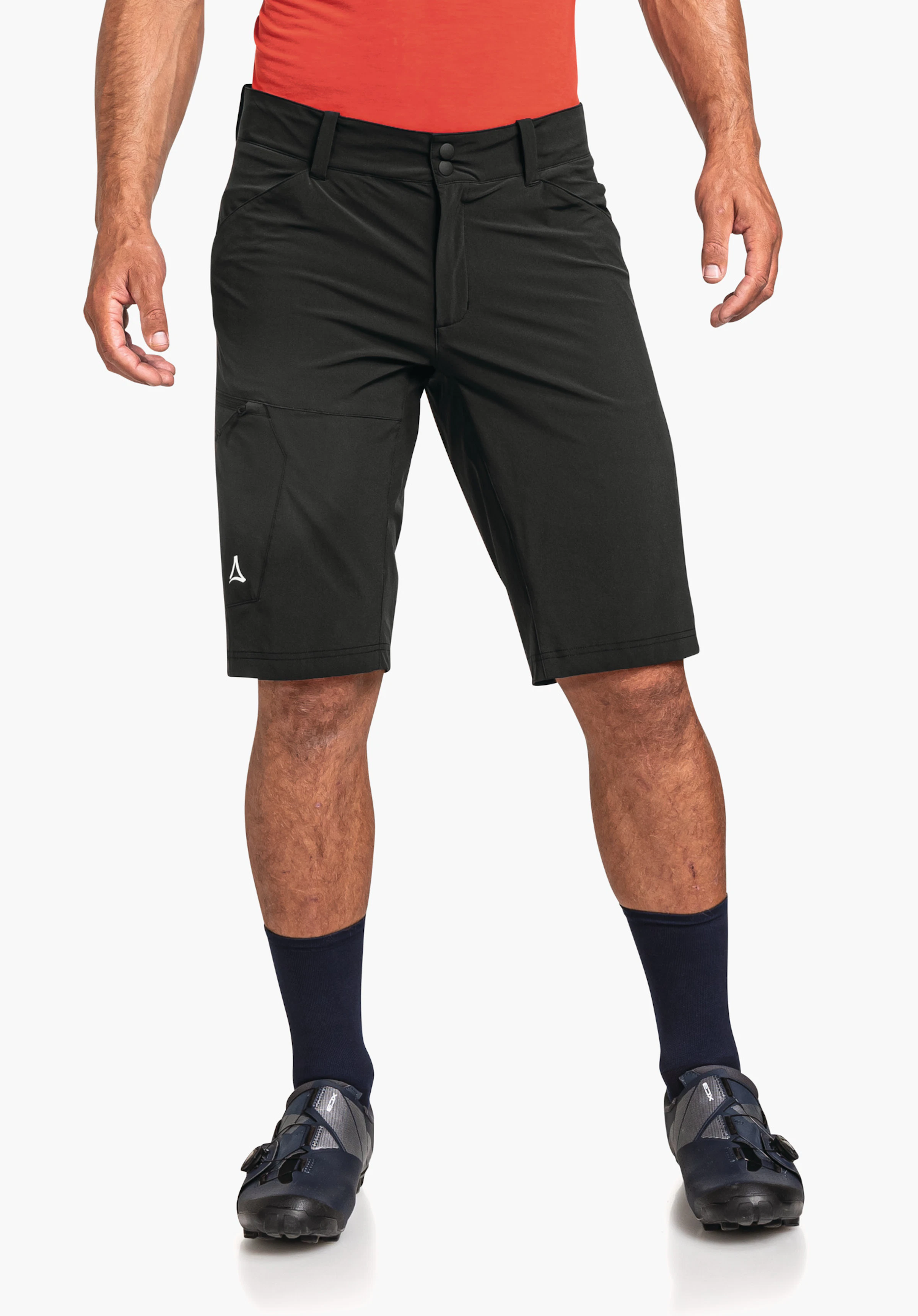 Shorts Danube M in het zwart, gedragen door een frontaal staand model met het Schöffel-logo zichtbaar op de rechterpijp, tegen een neutrale achtergrond.
