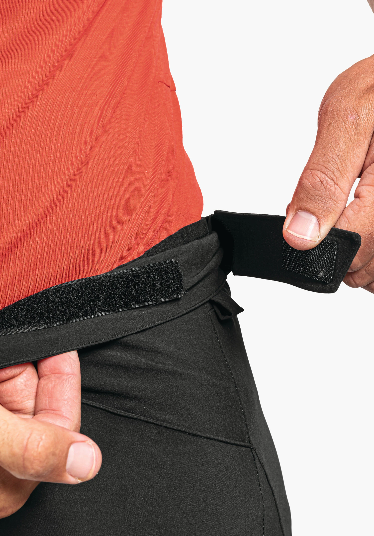 Shorts Danube M, verstelbare tailleband met klittenbandsluiting in het zwart voor een individuele wijdteregeling. Close-up tegen een witte achtergrond.