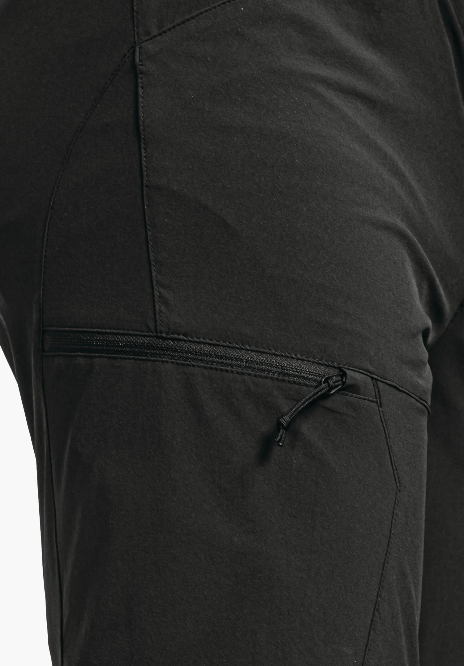 Shorts Danube M toont de zijzak met rits en een handige koordtrekker op de matzwarte stof, close-up tegen een witte/neutrale achtergrond.