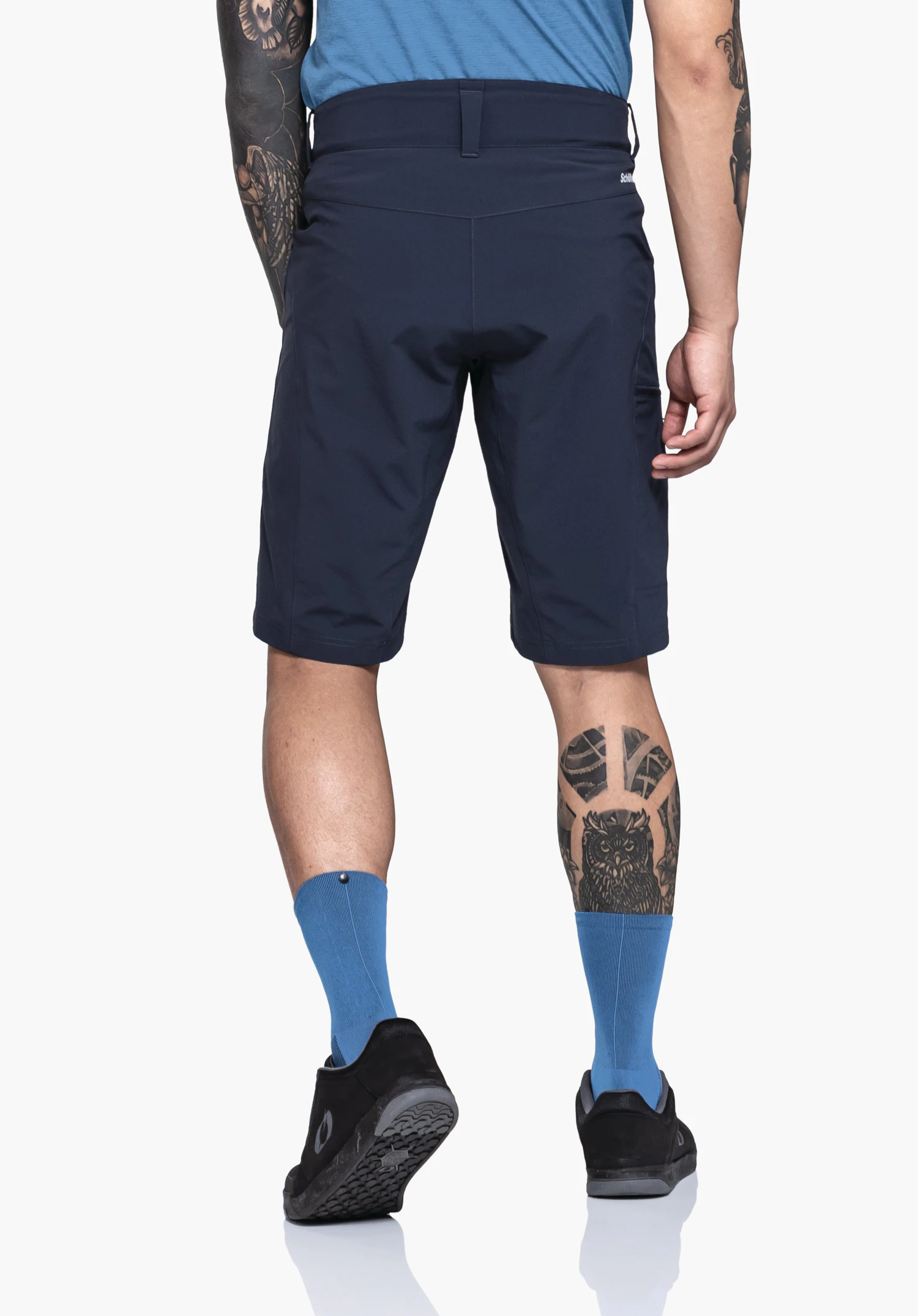 Shorts Danube M in het blauw. De rugzijde toont het model tegen een neutrale achtergrond. De short heeft een perfecte pasvorm en het subtiele Schöffel-logo op de achterste tailleband is goed zichtbaar.