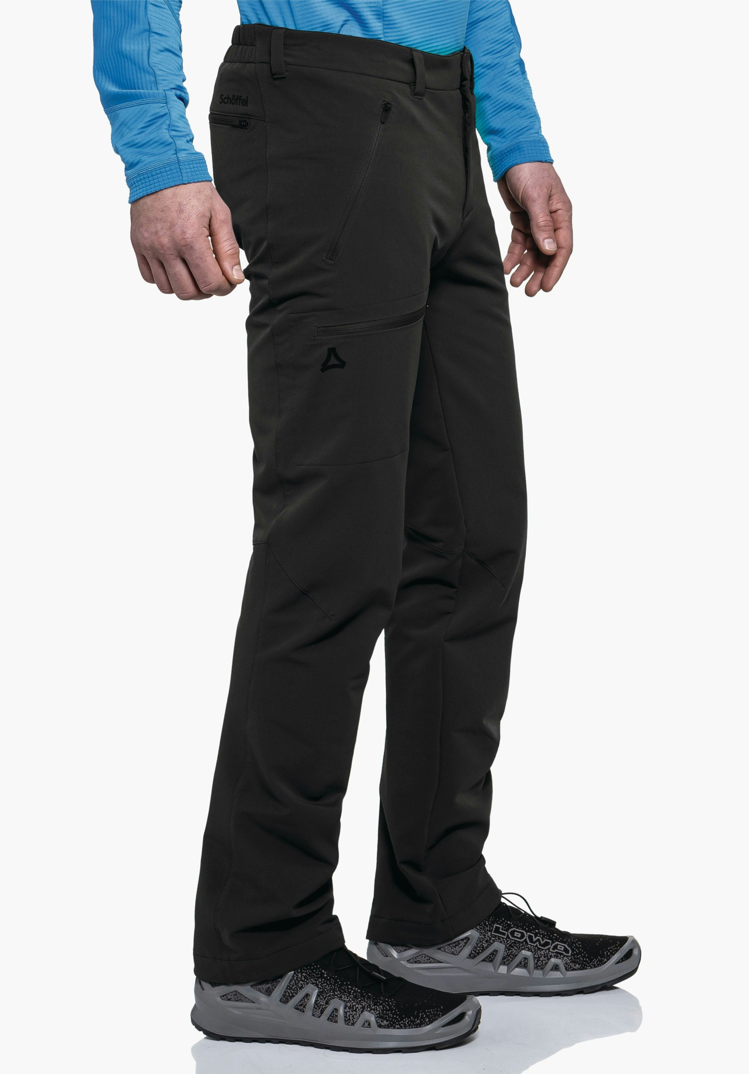 Pants Folkstone Warm M Schwarze Outdoor-Hose, von einer stehenden Person getragen; Schöffel-Logo auf dem Oberschenkel, Schriftzug "Schöffel" am Bund, Schuhaufschrift "LOWA"; hellblaues Oberteil, weißer Hintergrund.